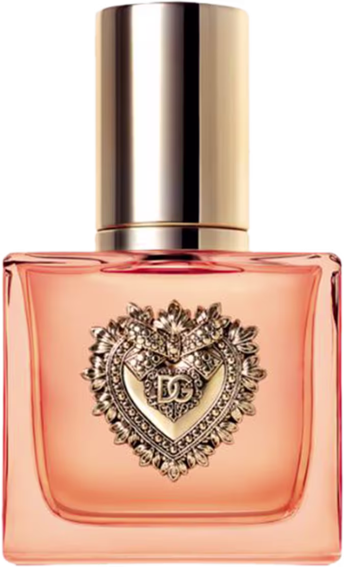 A imagem mostra um frasco retangular, coral, com tampa dourada e logo da marca 'DG entrelaçado em um coração adornado.