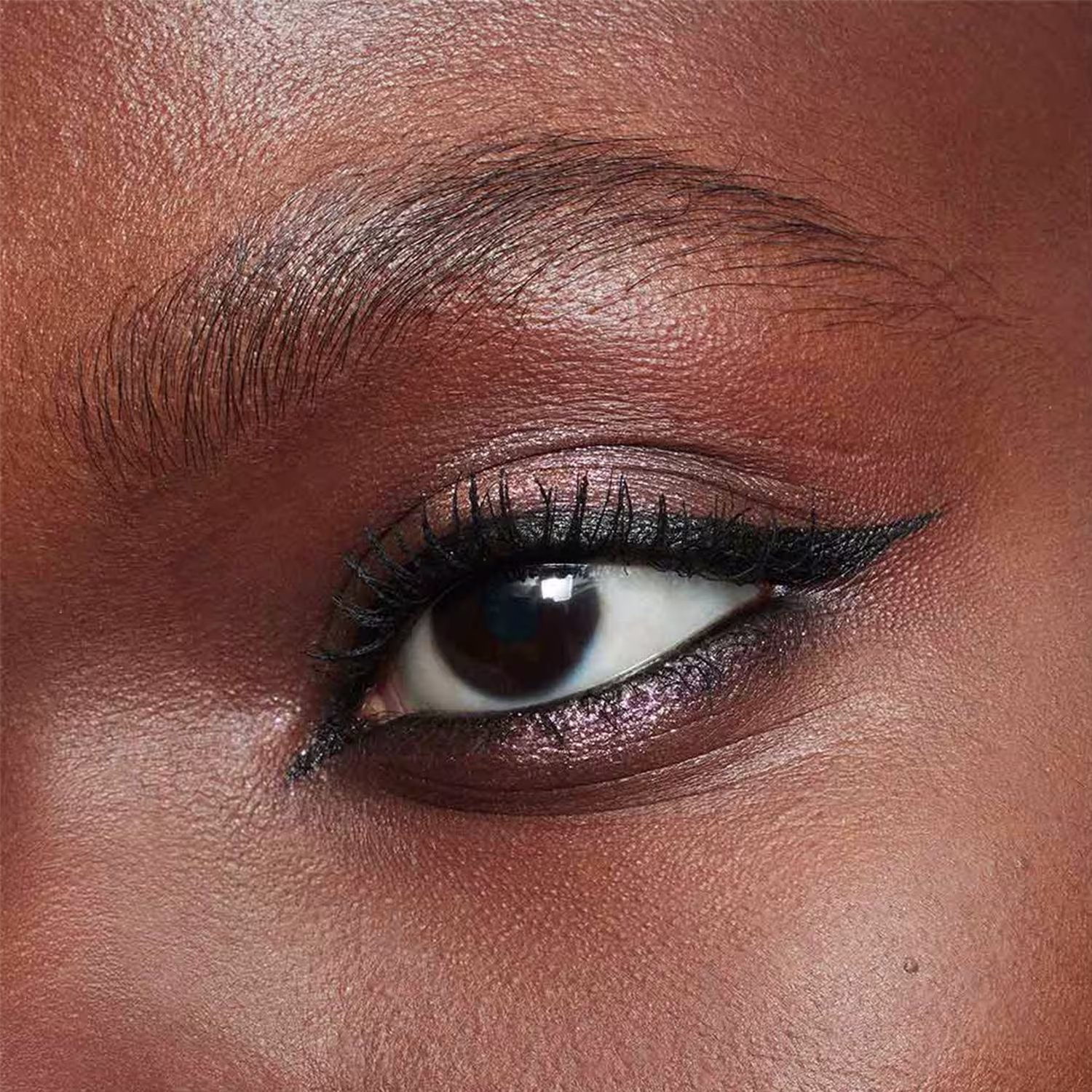 A imagem mostra uma modelo maquiada com os produtos do kit.