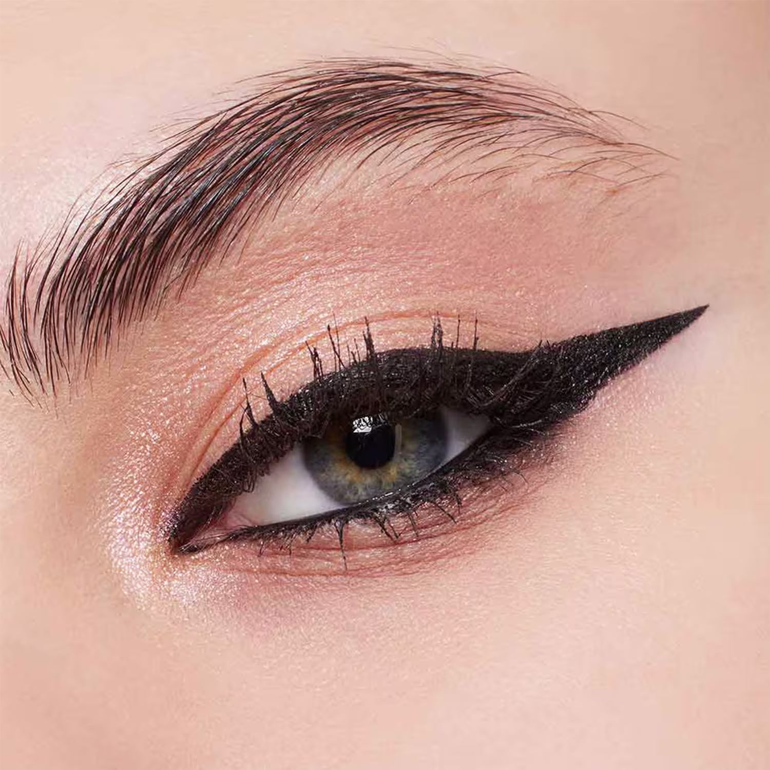 A imagem mostra uma modelo maquiada com os produtos do kit.