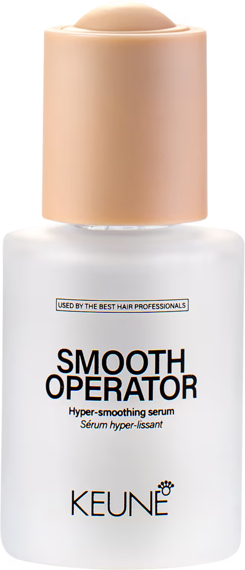 A imagem mostra o produto Smooth Operator da Keune. O produto vem em um frasco transparente com tampa bege. A embalagem tem o nome do produto "Smooth Operator" e a descrição "Hyper-smoothing serum" (Sérum hiperalisante) em letras marrons.