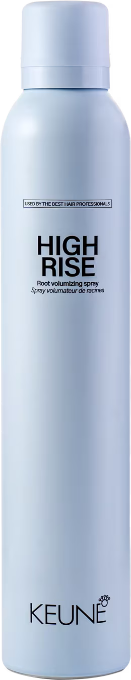 A imagem mostra o Spray Volumador High Rise da marca Keune. Embalagem cilíndrica branca azulada fosca. Traz o nome do produto "HIGH RISE Root Volumizing Spray" e o logotipo da marca Keune com leyras pretas.