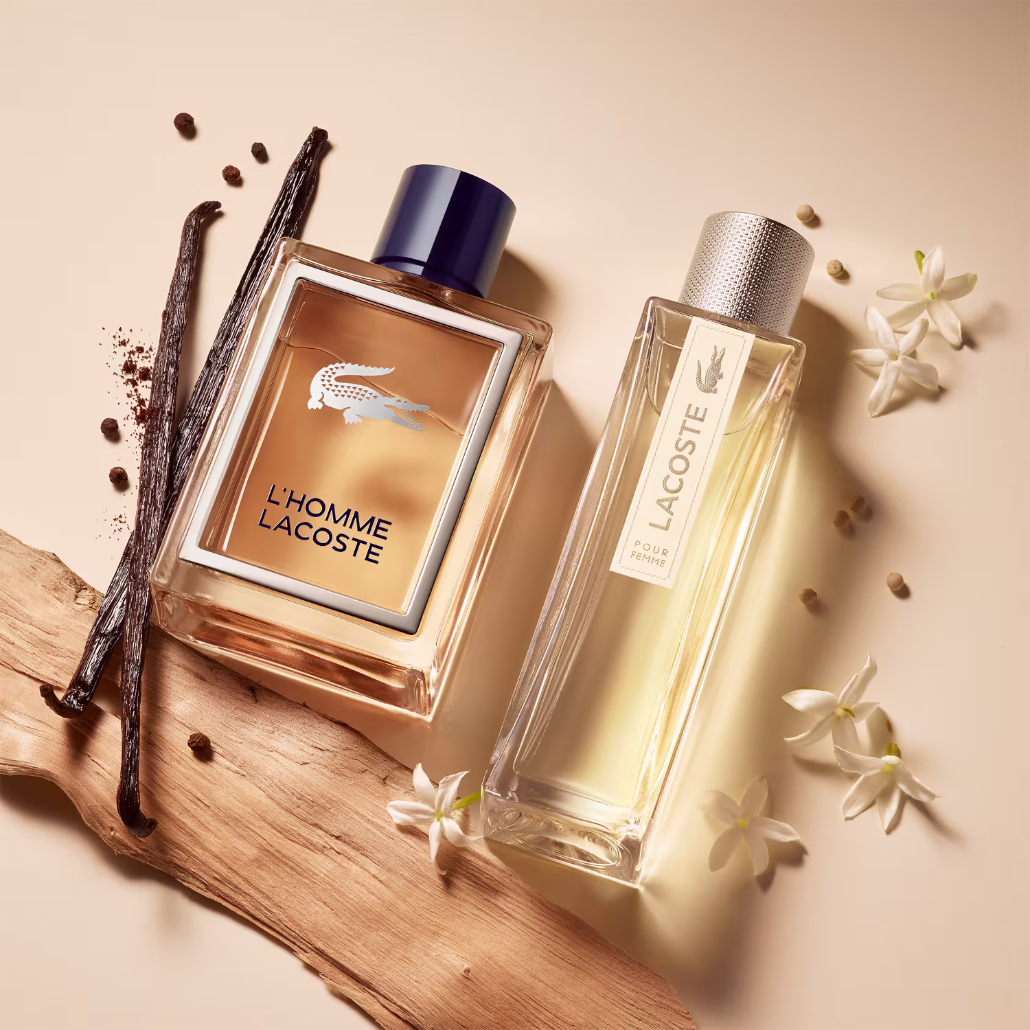 Perfume feminino Lacoste Pour Femme. Frasco retangular transparente contendo líquido bege claro. Tampa cilíndrica texturizada na cor bege.