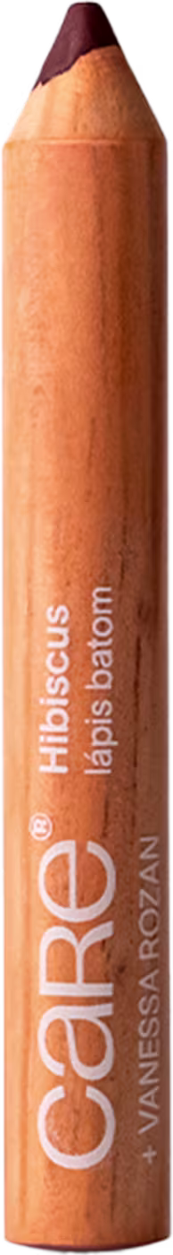 Lápis de batom em formato cilíndrico de madeira. Cor marrom avermelhada. Rótulo laranja com o texto "Care" e "Hibiscus" impresso.