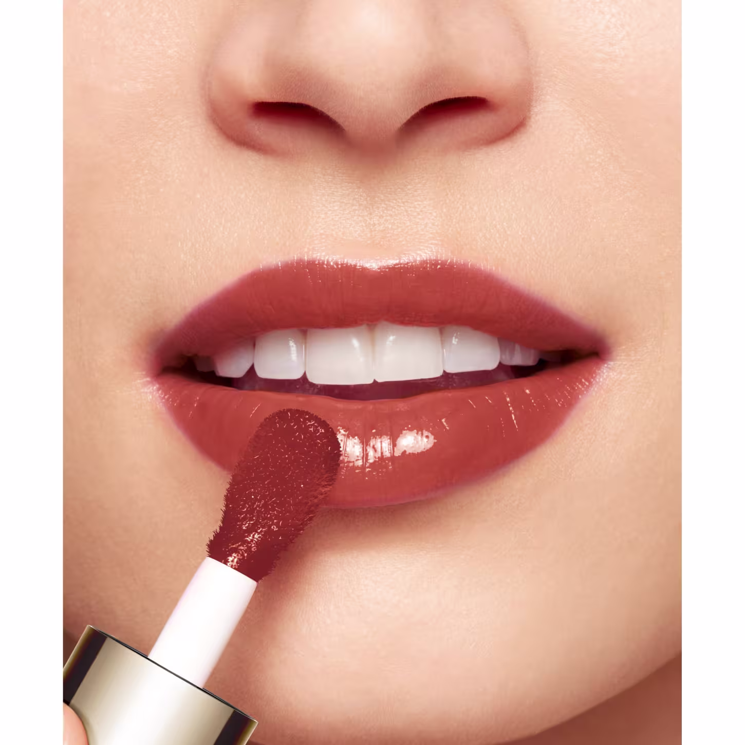 Modelo usando o Óleo Labial Clarins Lip Comfort Oil 09 Chocolate 7ml.
