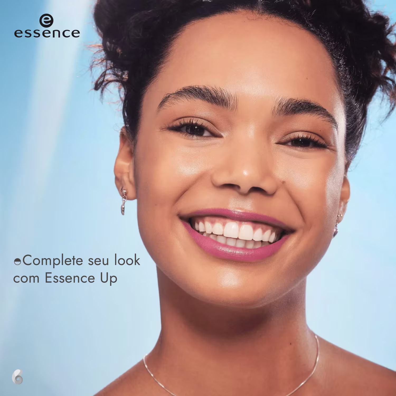Modelo usando o Batom Líquido Essence Disney Pixar Up 01 Paradise Falls 4ml.