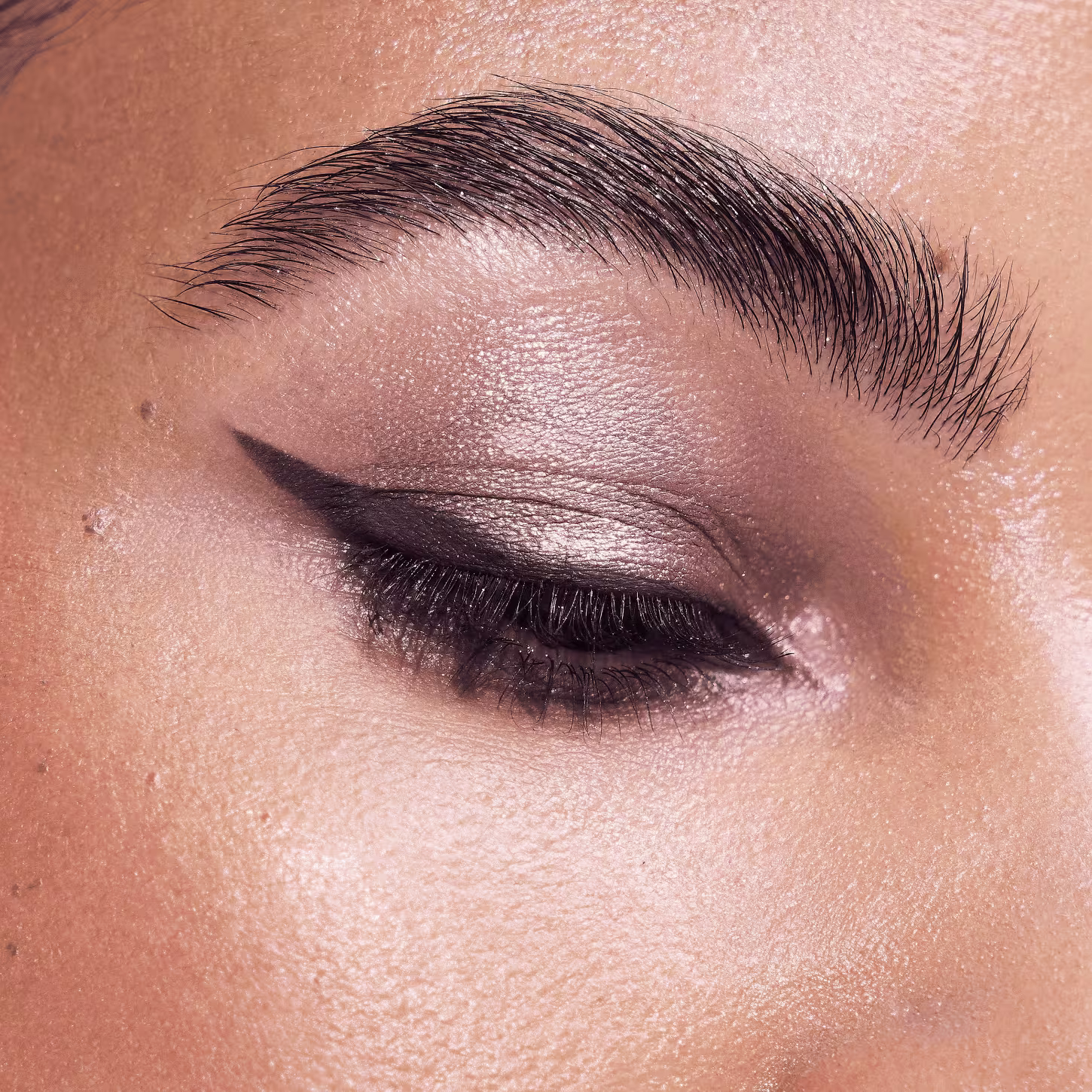 Modelo usando a Paleta de Sombras Catrice Disney Pixar Procurando Dory 010 Just Keep Swimming 12,1g.