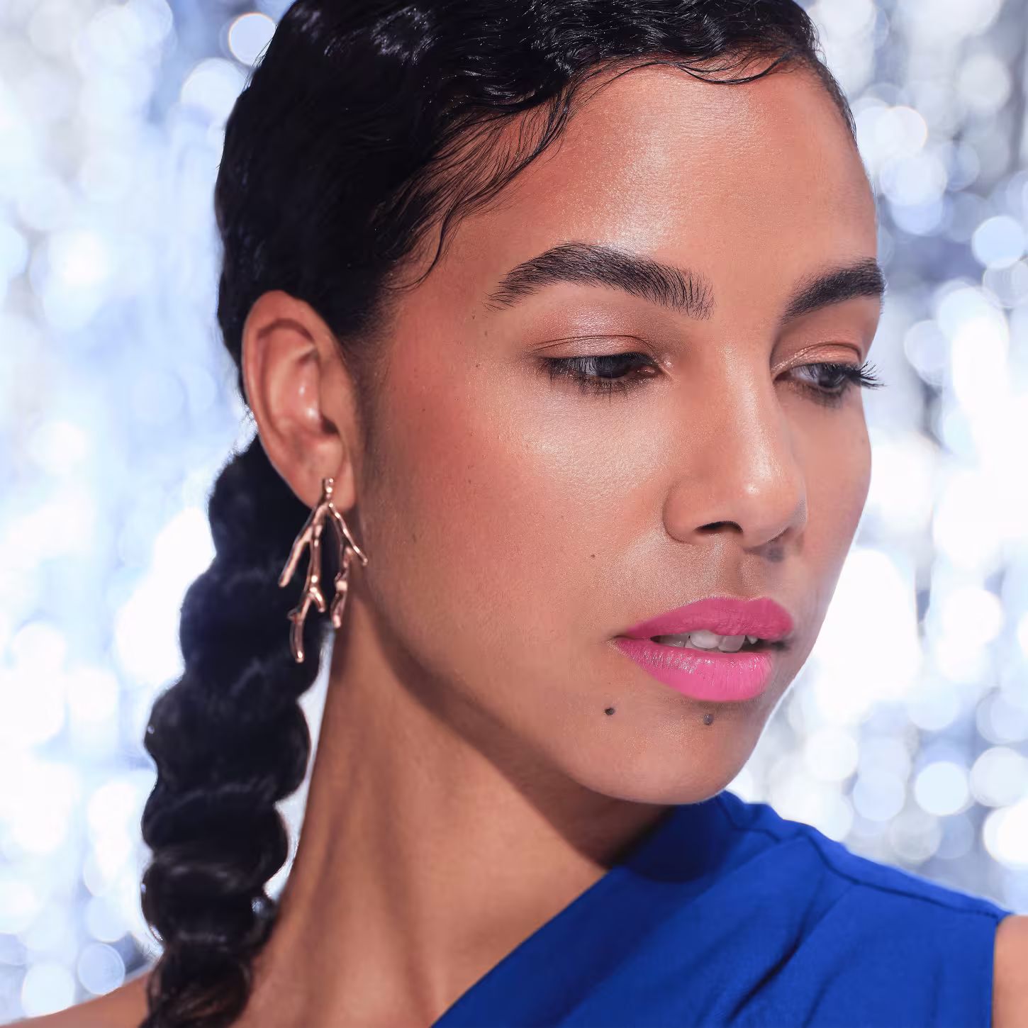 Modelo usando a Paleta de Sombras Catrice Disney Pixar Procurando Dory 020 Great Barrier Reef 12,1g.