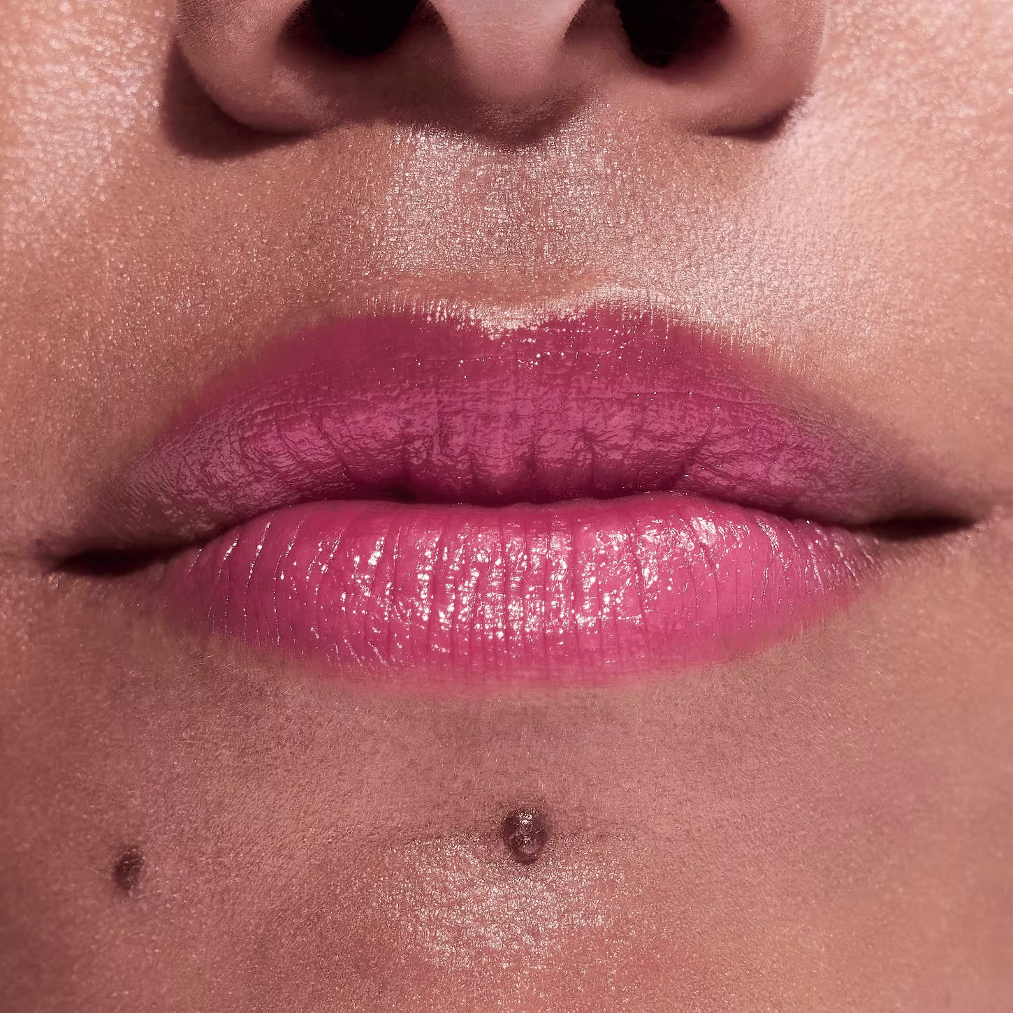 Modelo usando o Batom Balm Catrice Disney Pixar Procurando Dory 020 Starfish Shimmer 3g.