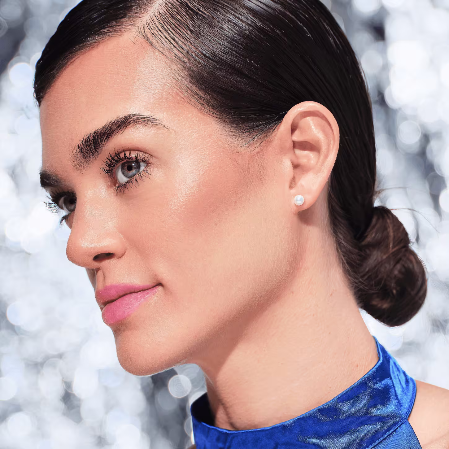 Modelo usando o Bronzer Líquido Catrice Disney Pixar Procurando Dory 010 15ml.