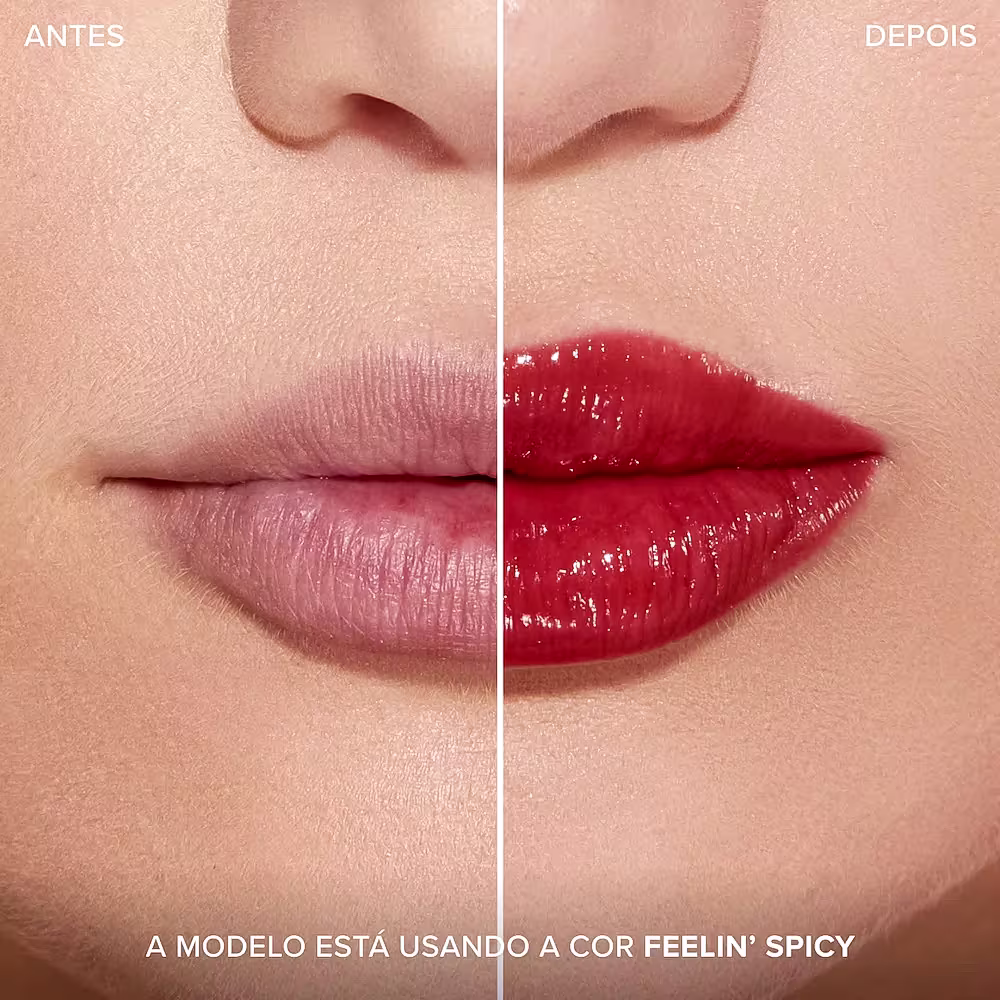 A imagem mostra antes e depois do uso do gloss labial, com foco nos lábios. Frase: A modelo está usando a cor Feelin' Spicy