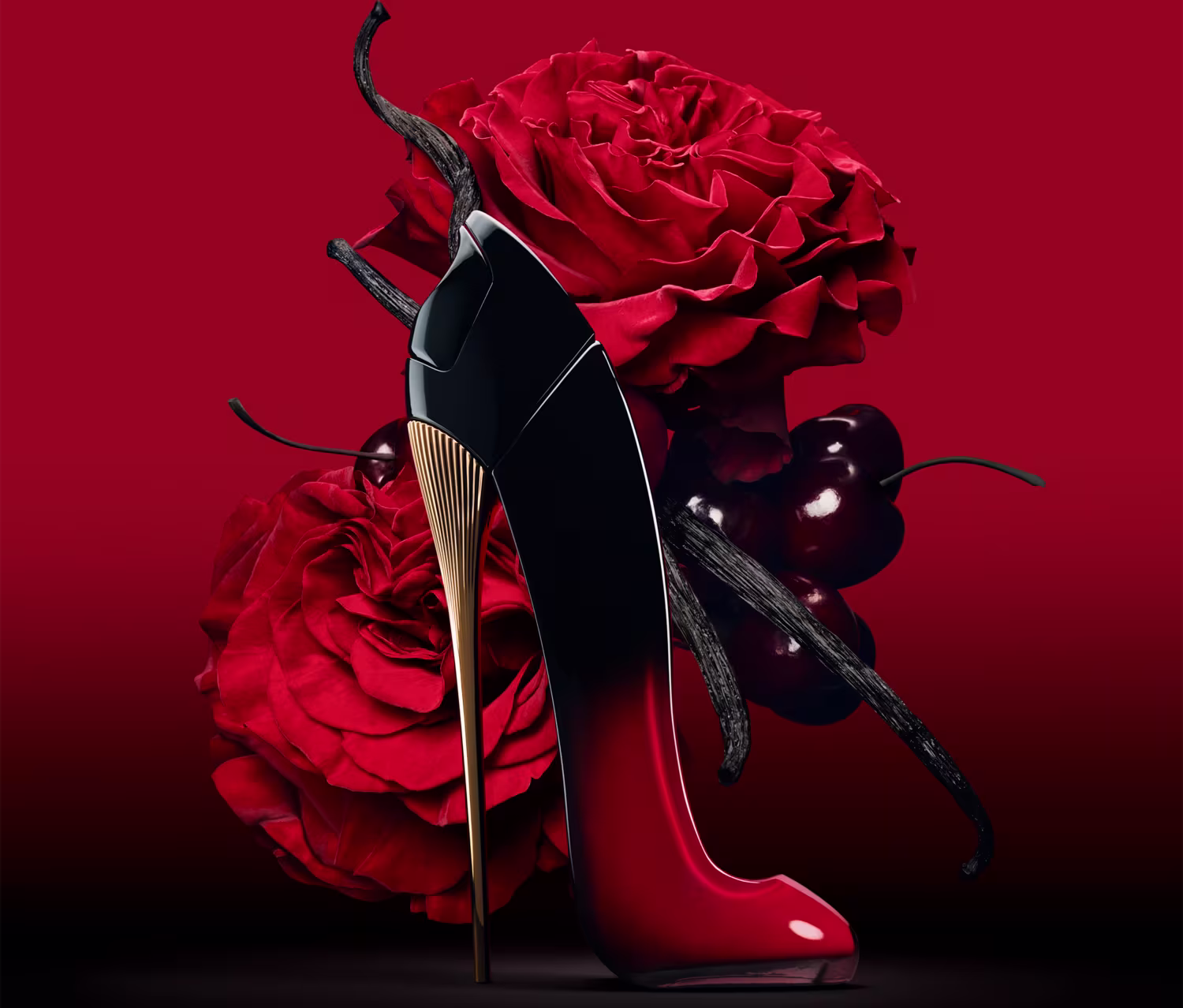 Frasco do perfume visto de lado, é possível identificar o slato dourado. No fundo há flores vermelhas e cerejas.