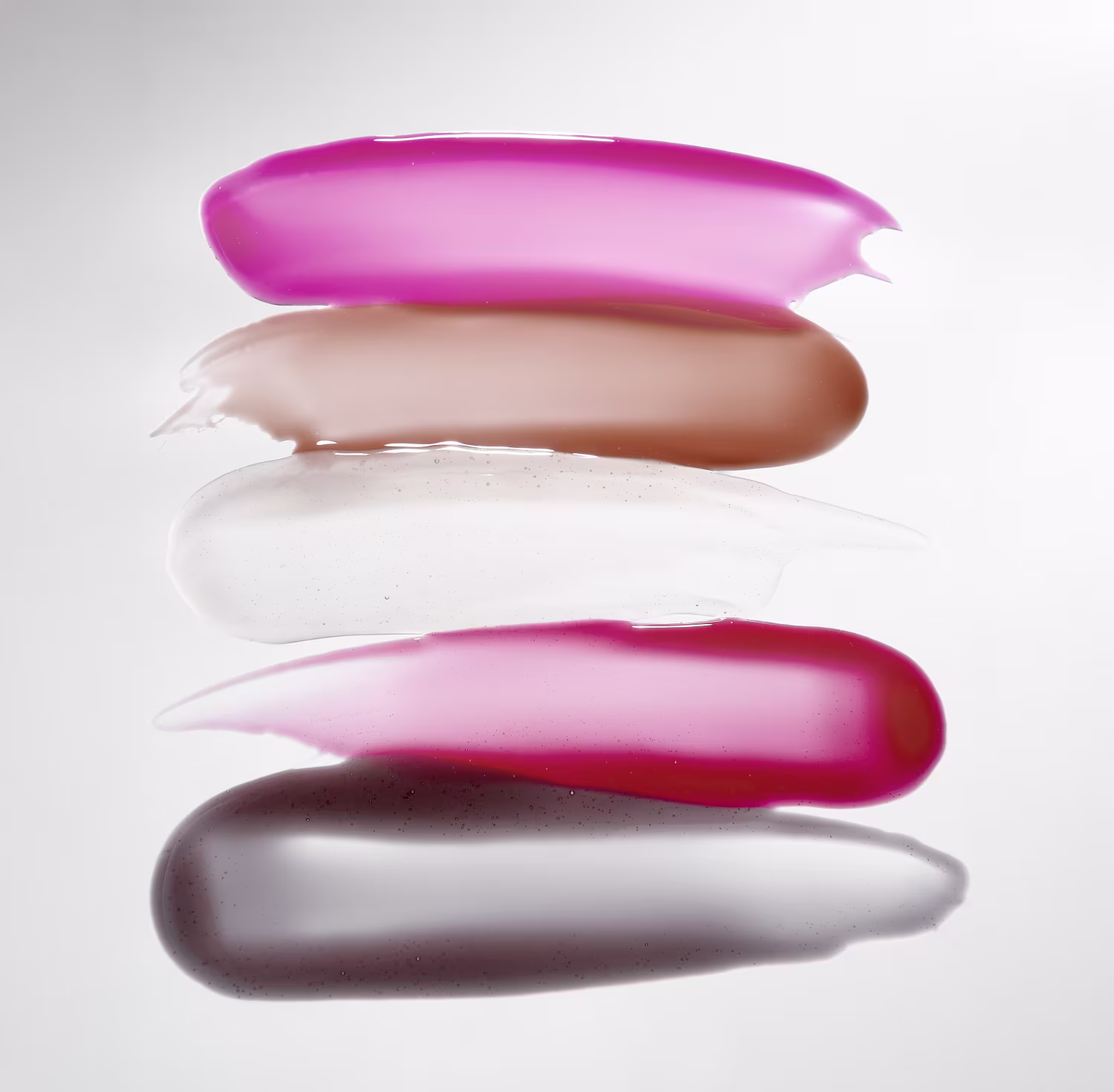 Amostra das 5 cores disponíveis do Gloss Boca Rosa Hidra Lábios:  rosa, bege, transparente, vermelho e marrom.