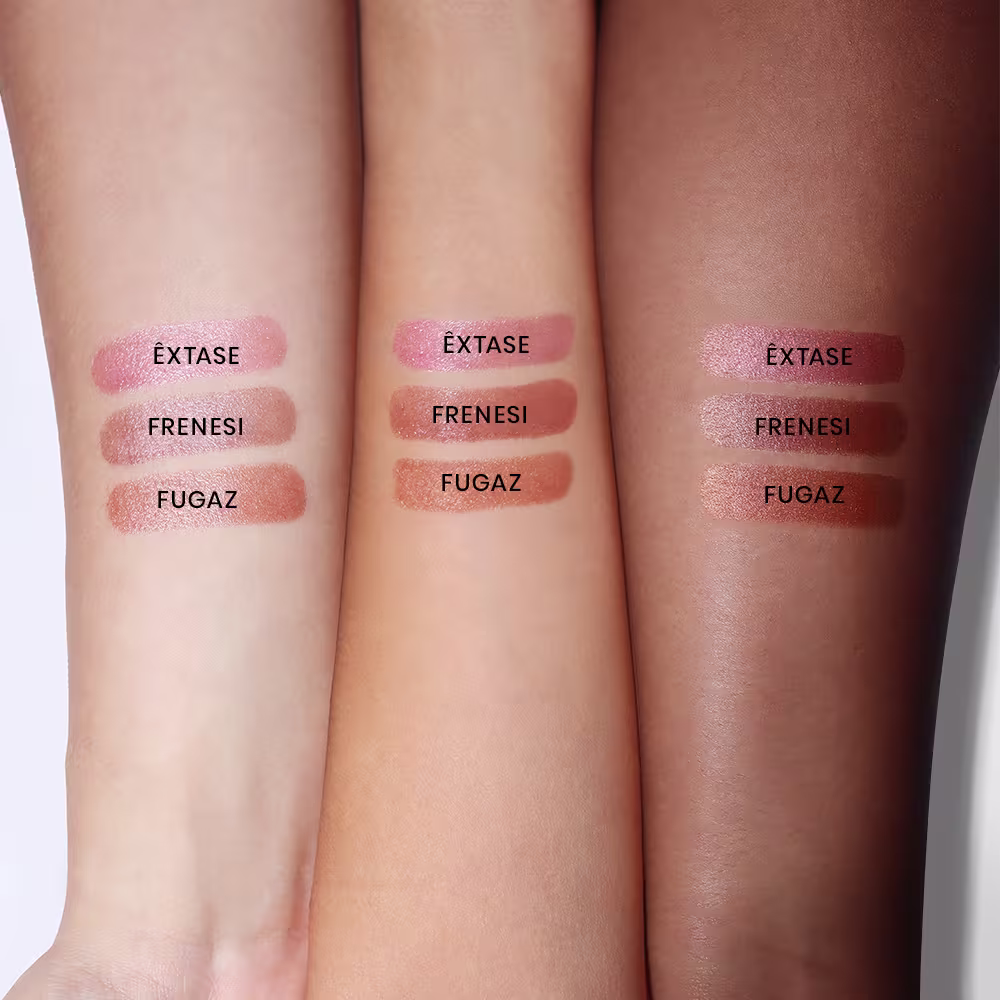 Amostra das 3 cores do Blush Iluminador Stick Contém1g em diferentes tons de pele: Êxtase, Frenesi e Fugaz