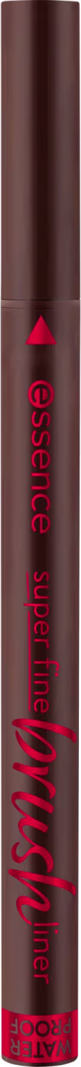Caneta Delineadora da marca Essence, com embalagem cilíndrica marrom e rótulo vermelho com o nome "Super fine" e a marca. O produto possui uma ponta triangular vermelha visível na extremidade.
