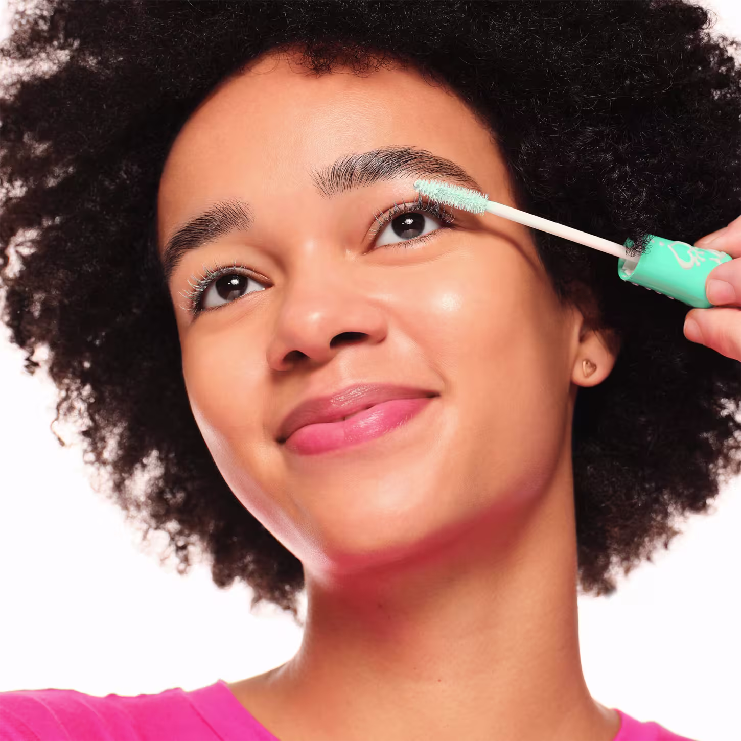 Modelo mostra a forma de aplicação do Primer para Cílios Essence Lash Princess Mascara Primer Extra Length & Volume