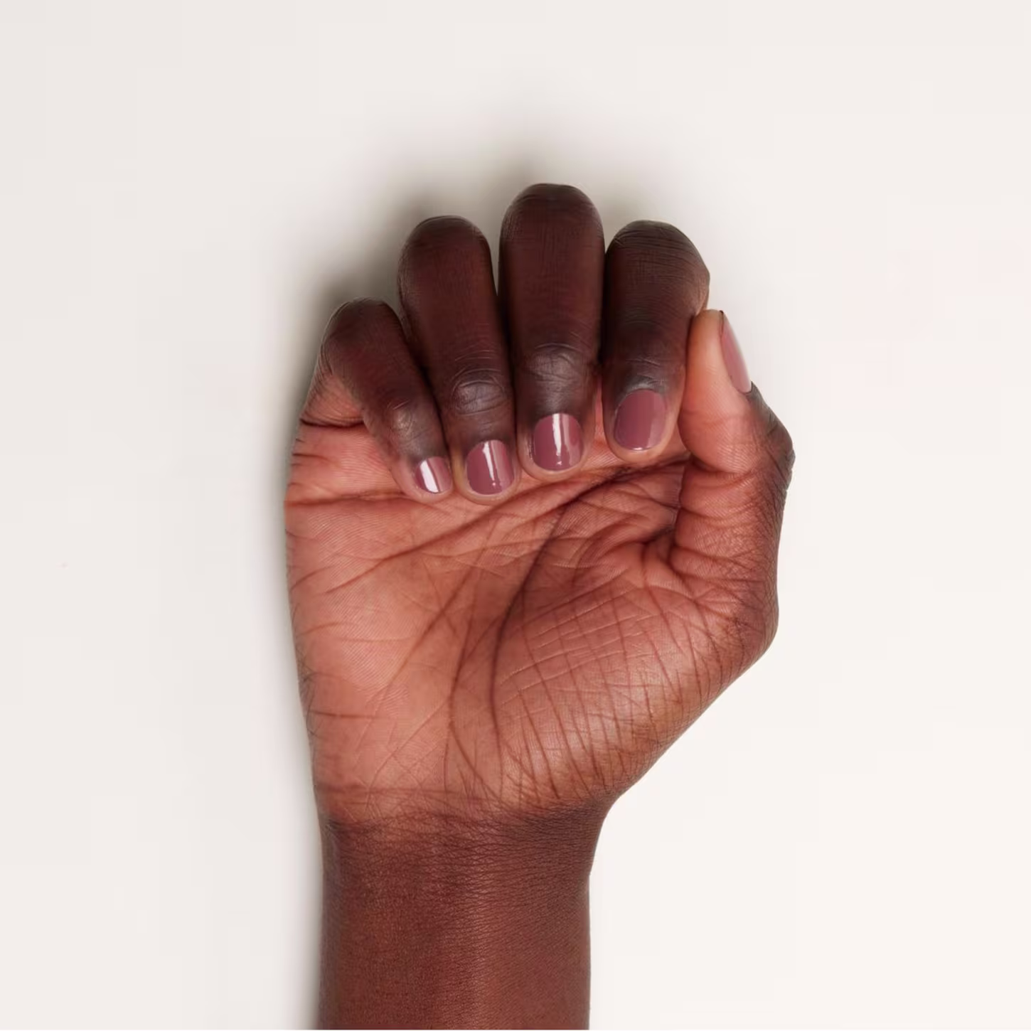 Resultado da cor Essence Gel Nail Colour Wow Cacao, um tom nude escuro