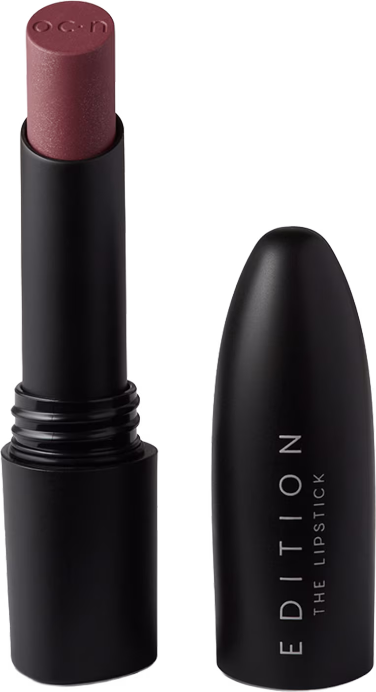 Batom cremoso Edition The Lipstick, da marca Océane. Cor vinho arroxeada.