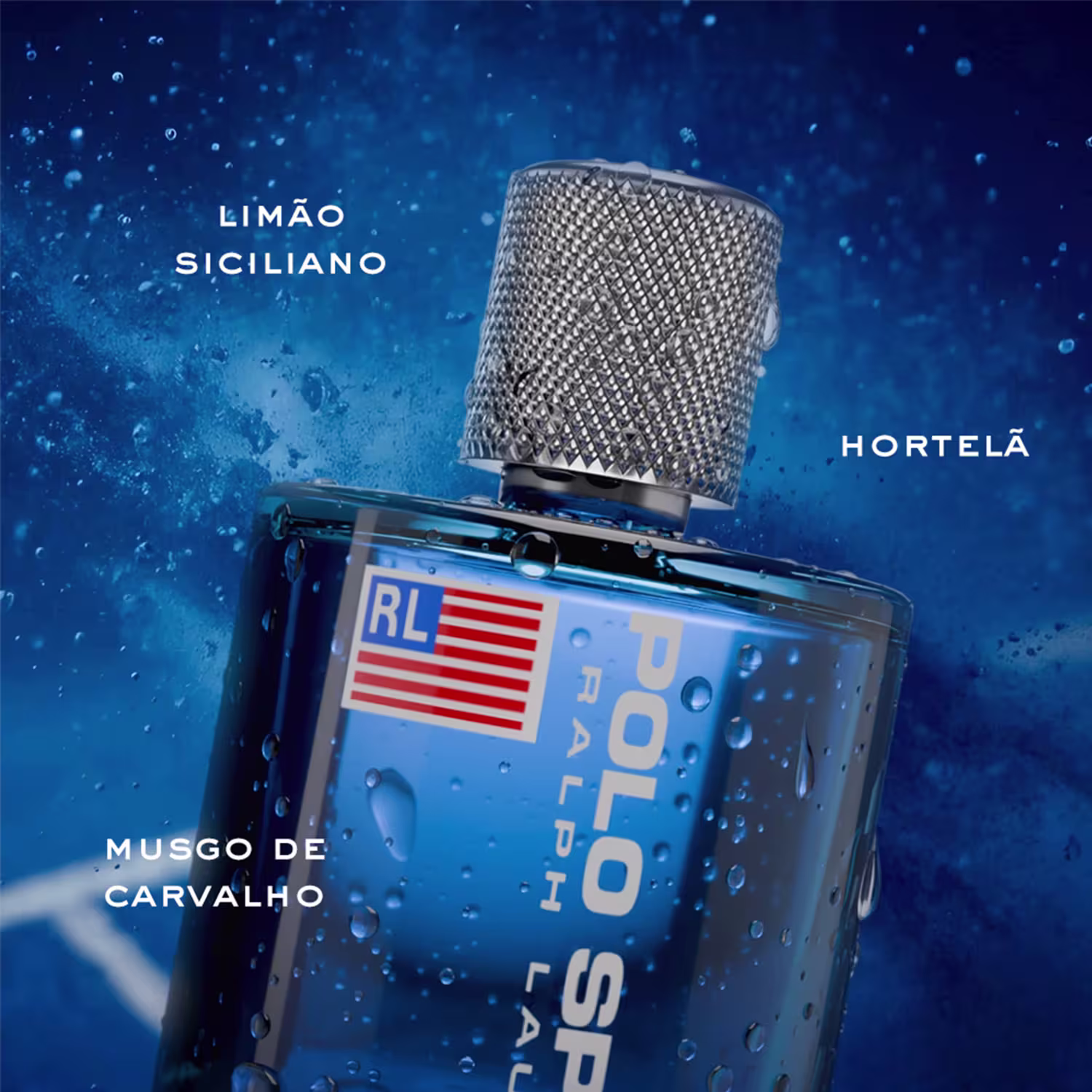 Frasco de item de perfumaria azul com rótulo vermelho, branco e azul contendo a bandeira dos Estados Unidos e o texto "POLO SPORT" em letras brancas. O frasco possui um design texturizado e um bico pulverizador metálico.