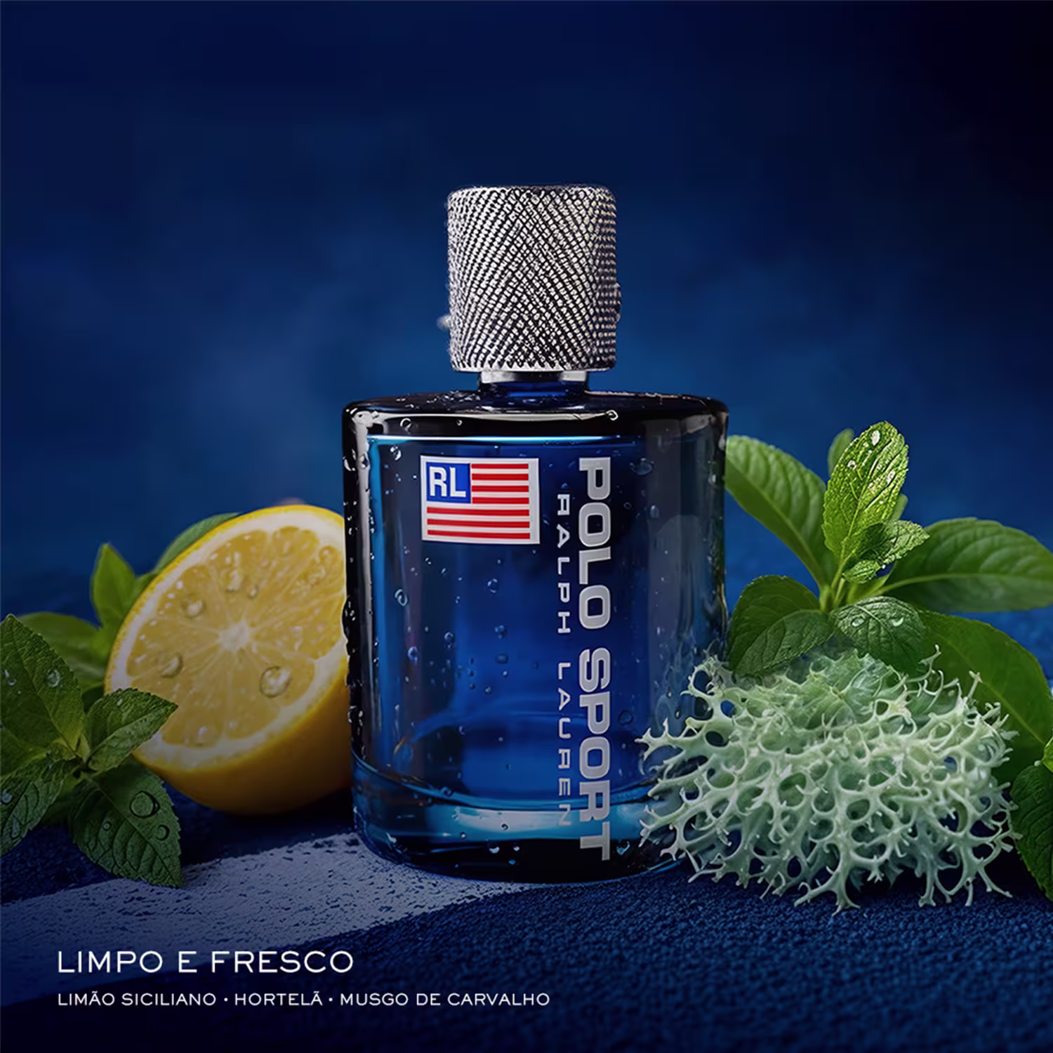 Frasco de item de perfumaria azul com rótulo vermelho, branco e azul contendo a bandeira dos Estados Unidos e o texto "POLO SPORT" em letras brancas. O frasco possui um design texturizado e um bico pulverizador metálico.