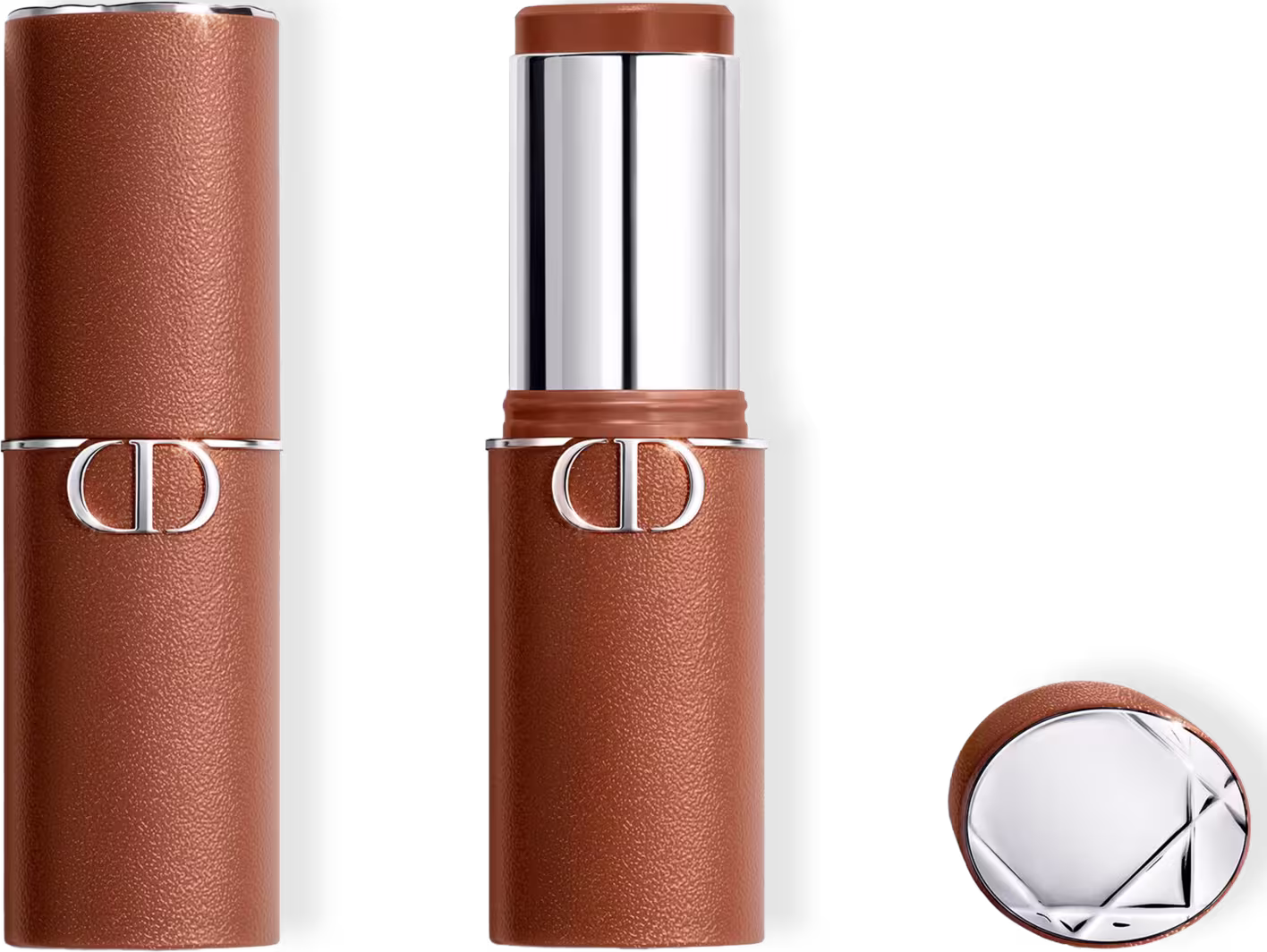 bronzeador em bastão da marca Dior em embalagem marrom, com detalhes em metal prateado. Os batons possuem formato cilíndrico e tampa protetora.