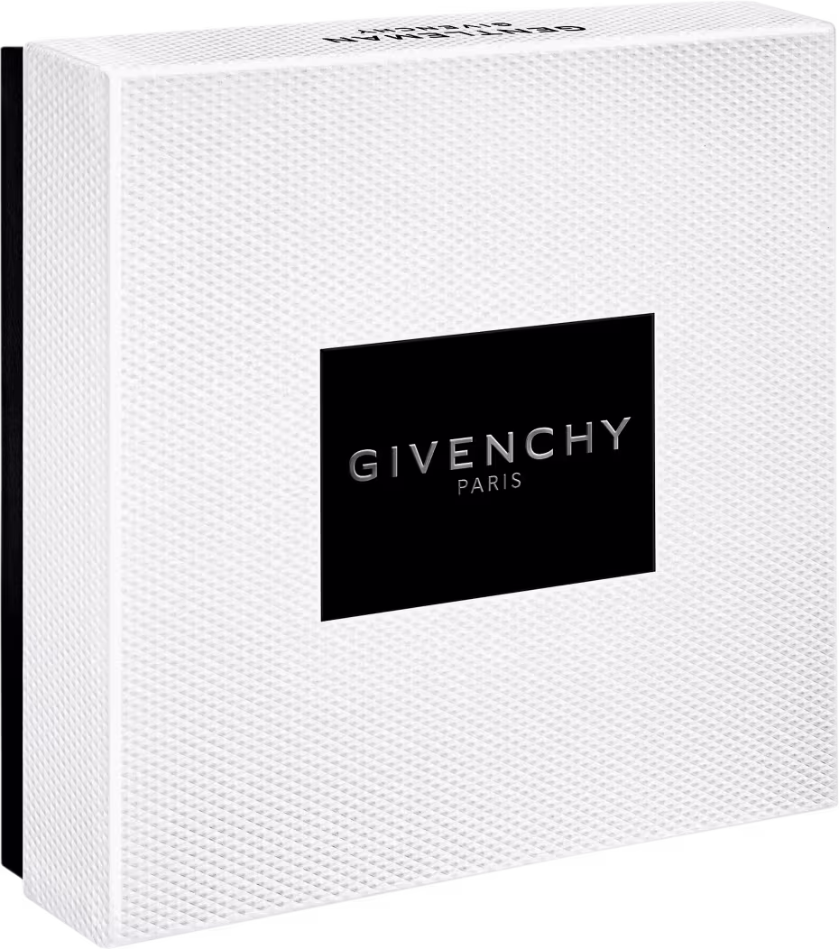 Conjunto de produtos de beleza da marca Givenchy, incluindo um frasco de perfume preto com logotipo, um tubo de gel de banho e um pequeno frasco de perfume, todos embalados em uma caixa branca com o nome da marca.