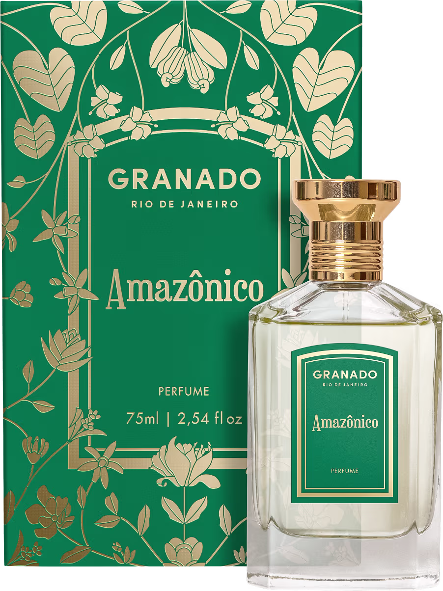 Frasco de perfume Amazônico da marca Granado, com embalagem verde e dourada contendo detalhes florais. O produto apresenta 75ml e está em uma caixa com o mesmo design da embalagem.