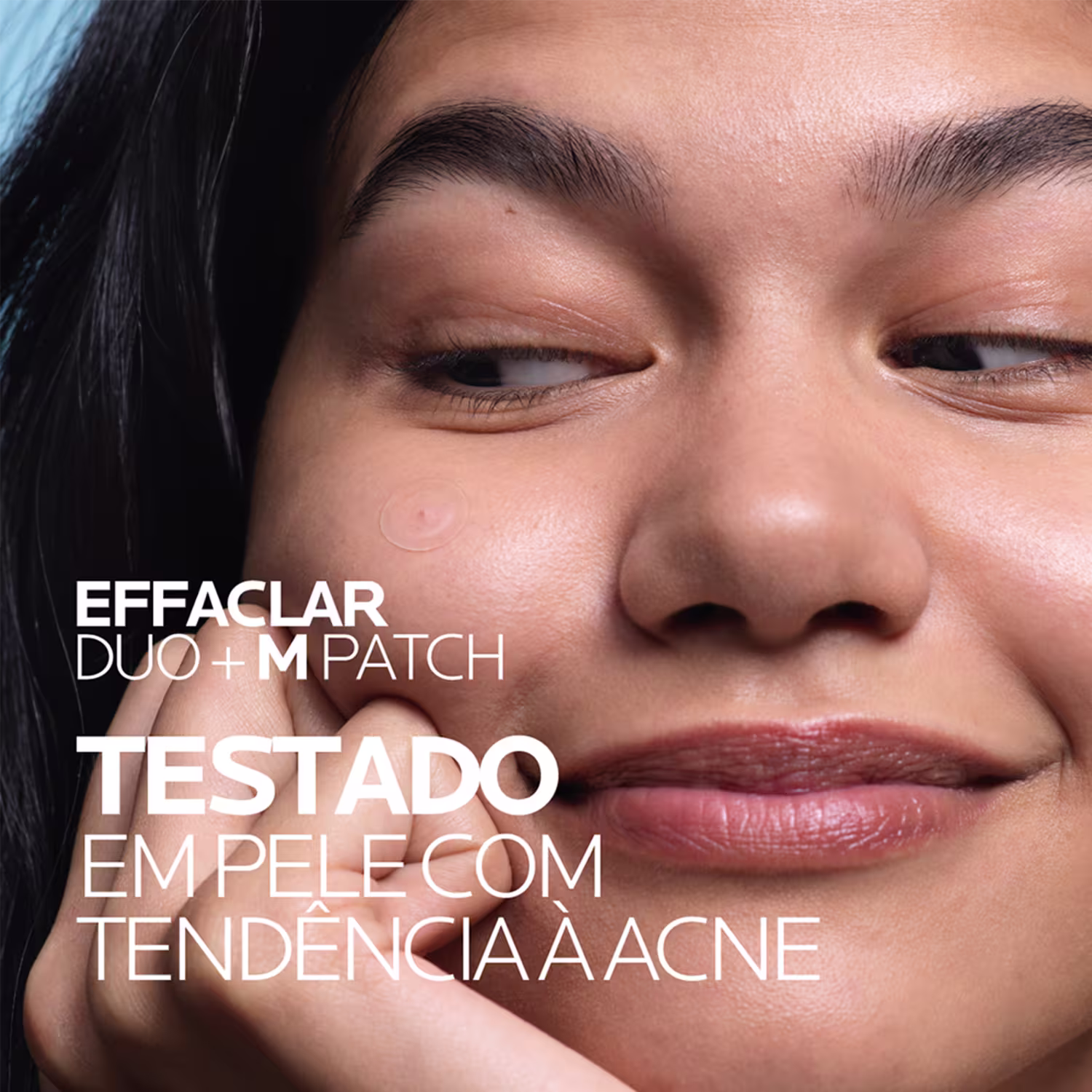 Imagem mostra rosto de pessoa com pele escura, olhos fechados e lábios entreabertos. Texto na imagem: "EFFACLAR DUO + M PATCH TESTADO EM PELE COM TENDÊNCIA ACNE".