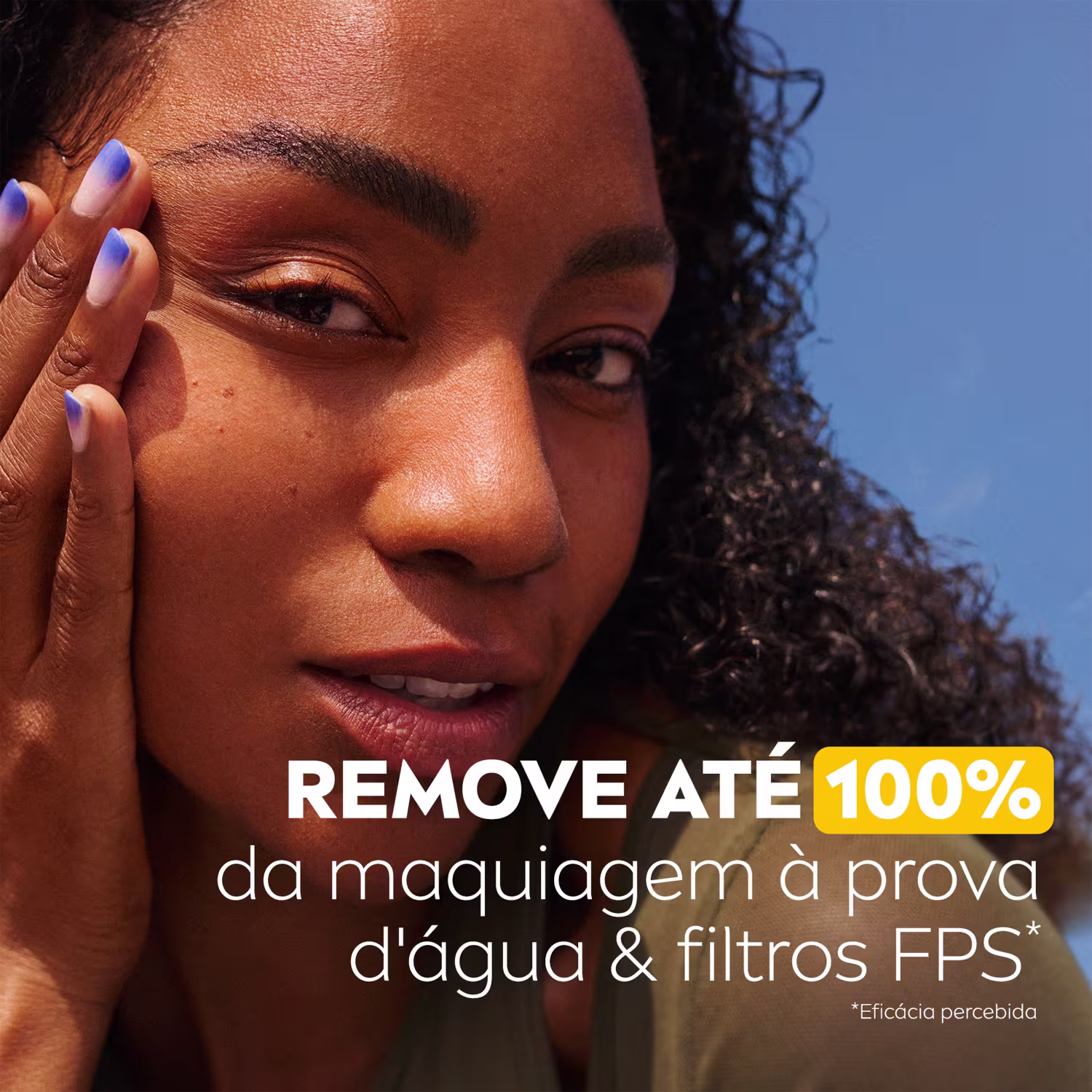 Mulher de pele escura com cabelos cacheados e maquiagem, com texto "REMOVE ATE 100% da maquiagem à prova d'água & filtros FPS*" e logotipo da marca NIVEA.