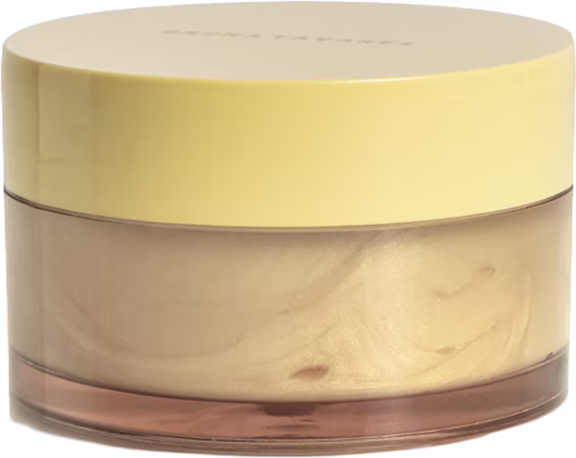 Recipiente de vidro transparente com tampa amarela, contendo um produto de perfumaria. O recipiente possui uma etiqueta com o texto "BRUNATAVARRES" em letras brancas sobre fundo amarelo.