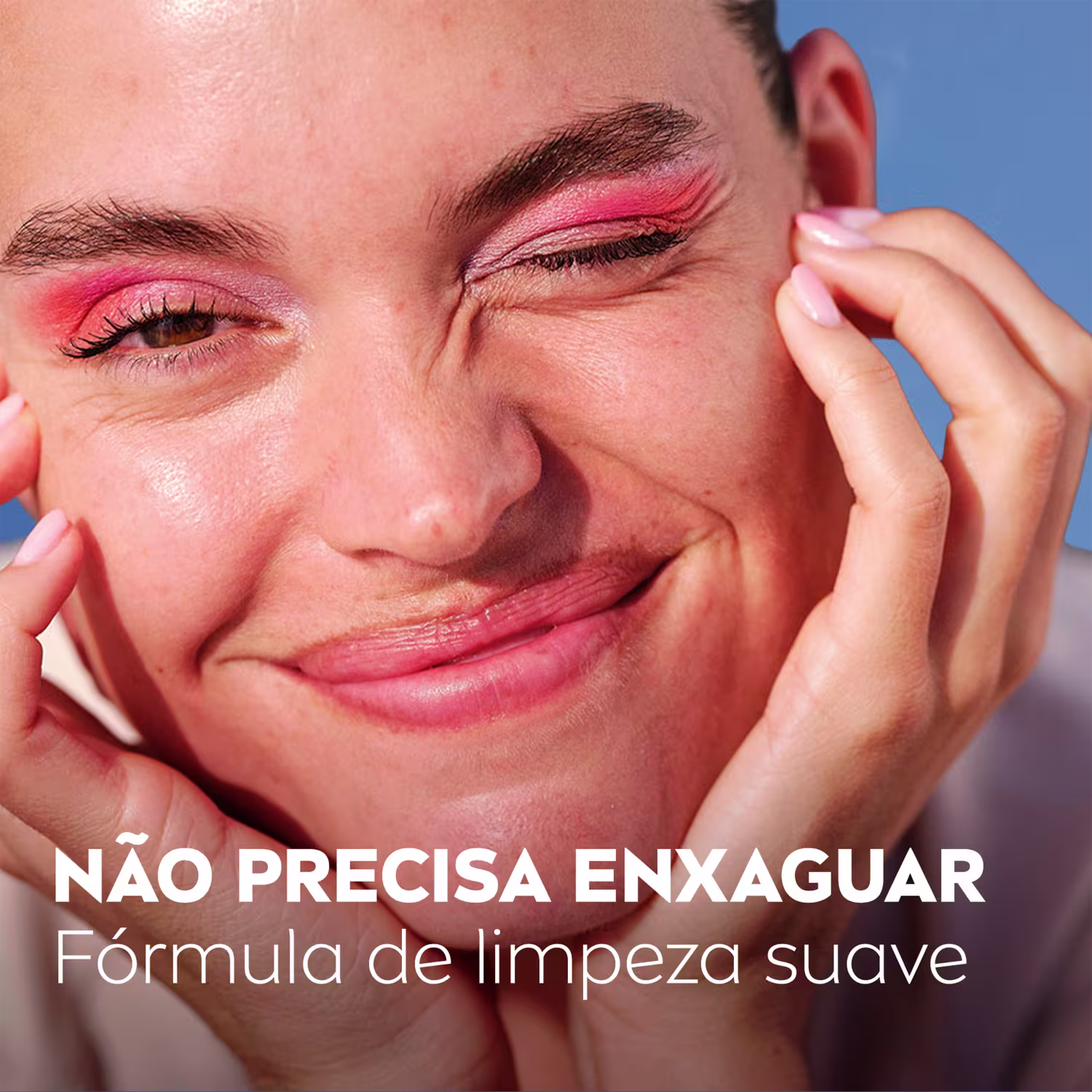 Mulher sorrindo com maquiagem rosa nos olhos, texto "Não precisa enxaguar, fórmula de limpeza suave" visível.