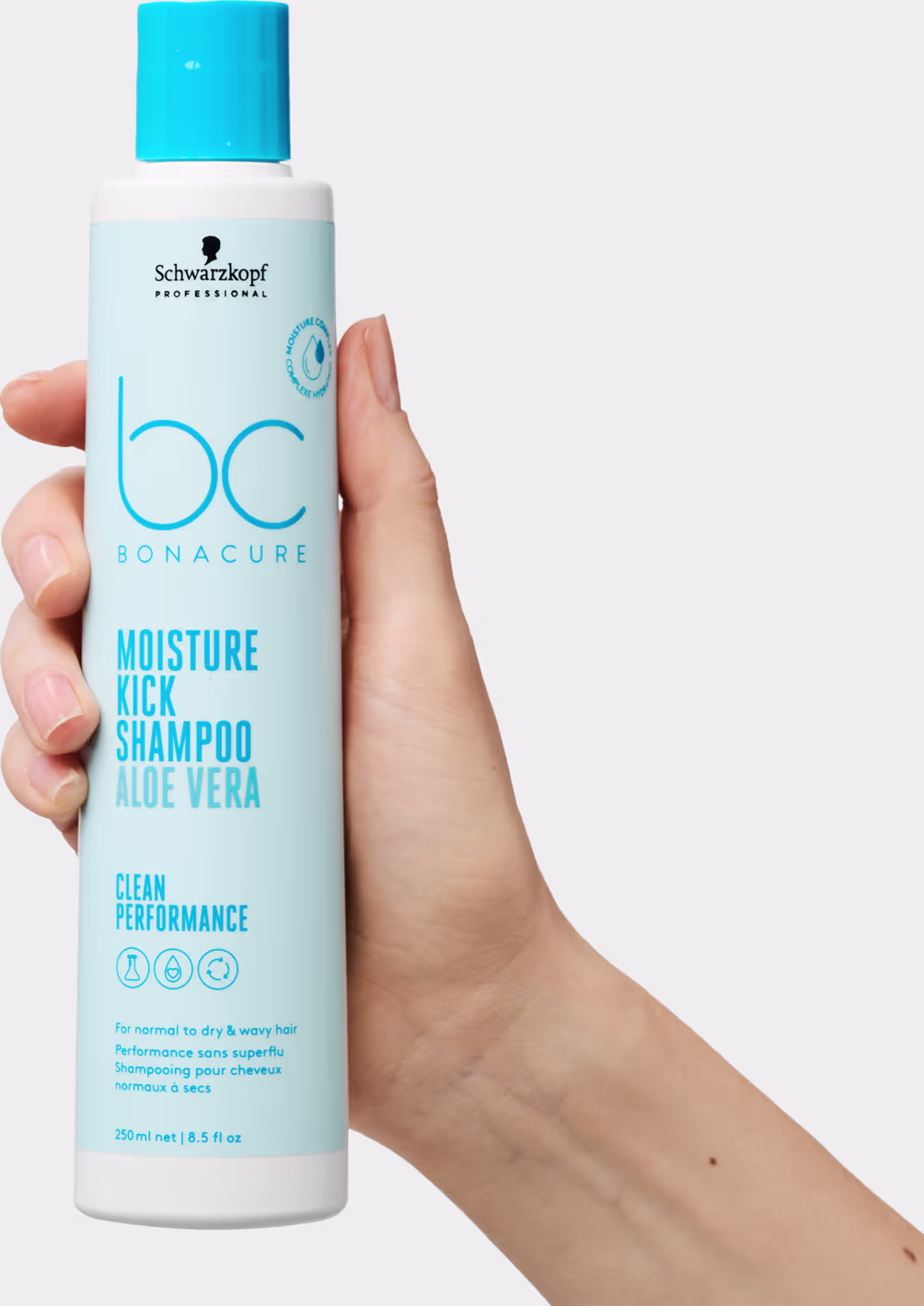 Uma mão feminina segura o Shampoo Schwarzkopf Professional BC Bonacure Moisture Kick Aloe Vera, mostrando o produto.