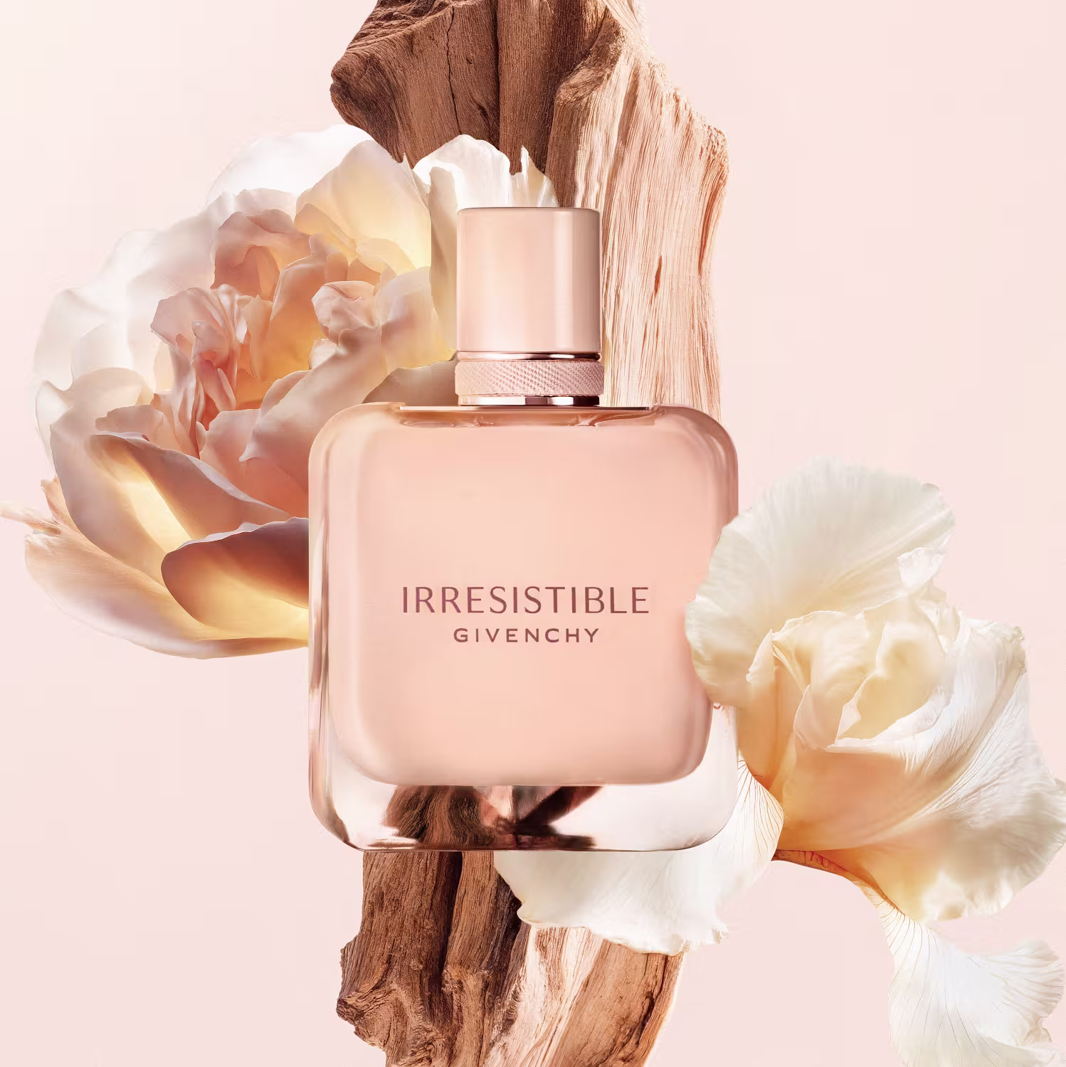 Frasco de perfume Irresistible da Givenchy, com embalagem em tons de rosa claro e branco. O rótulo destaca o nome "Irresistible" e a marca Givenchy em letras elegantes.