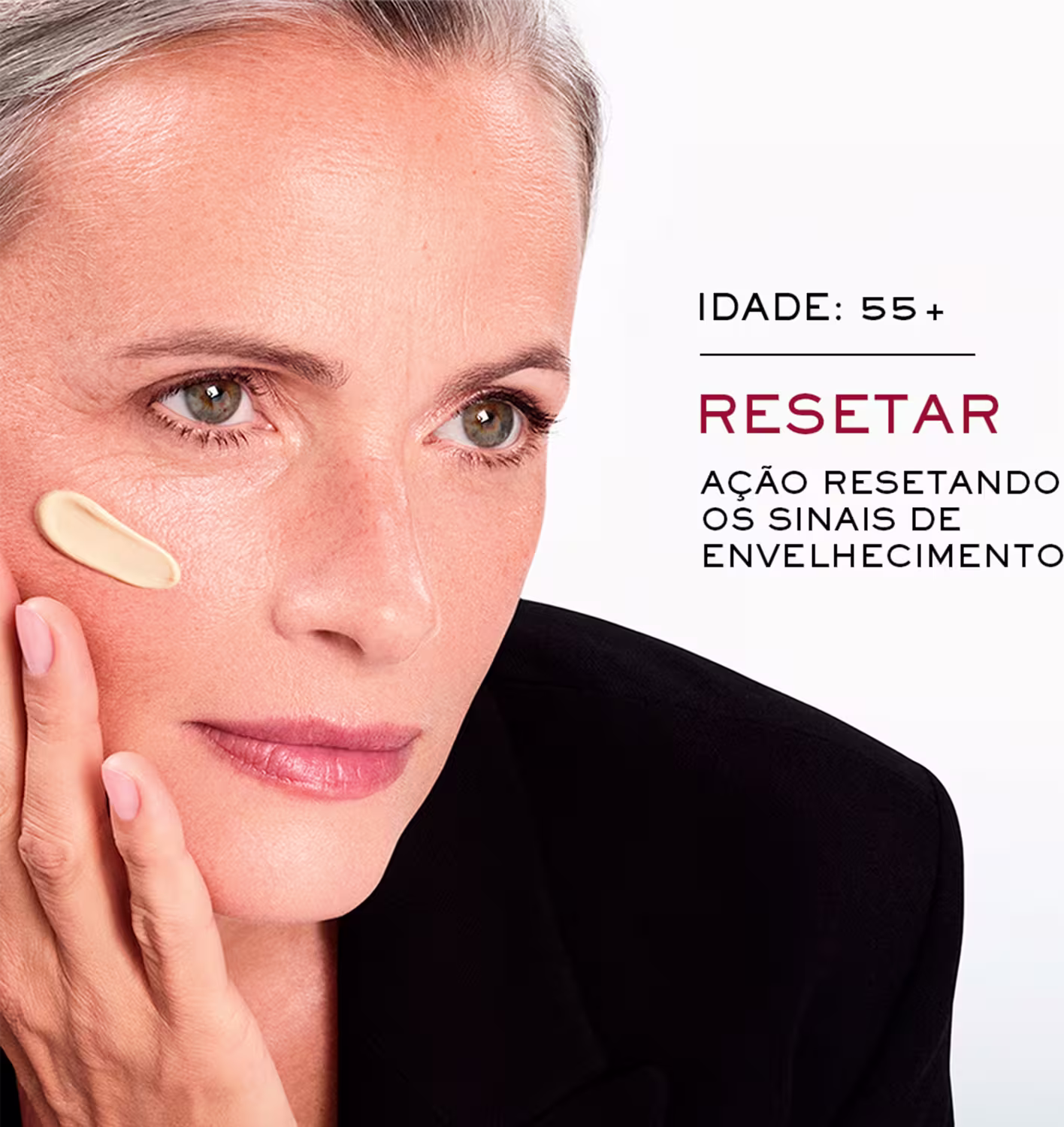 Rosto de mulher com pele madura, usando produto de cuidados para pele da marca Lancôme, com texto "IDADE: 55+ RESETAR Ação resetando os sinais de envelhecimento".