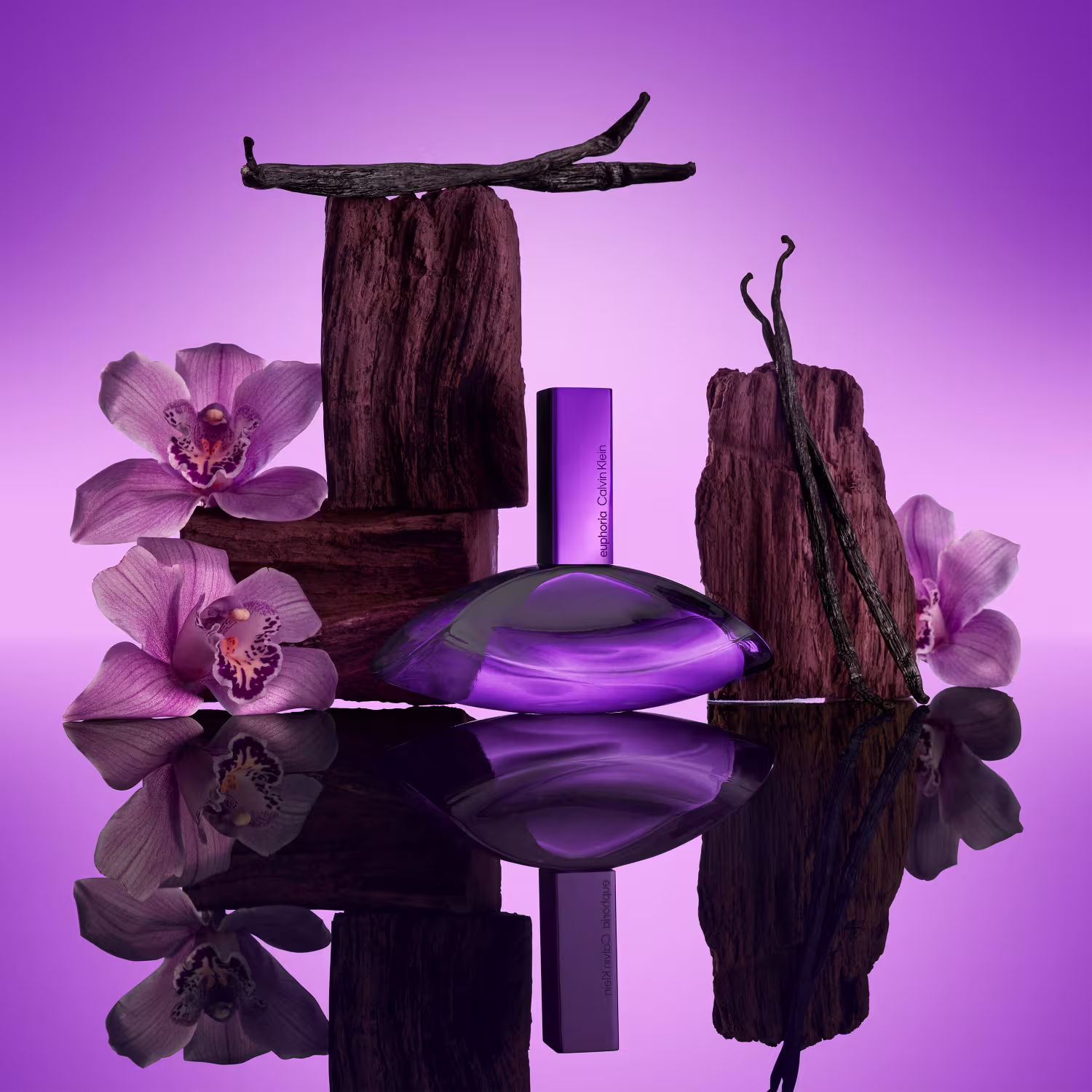 Frasco de item de perfumaria de cor violeta brilhante, com formato ovalado e tampa retangular. Rótulo com o texto "euphoria Calvin Klein" em letras brancas.