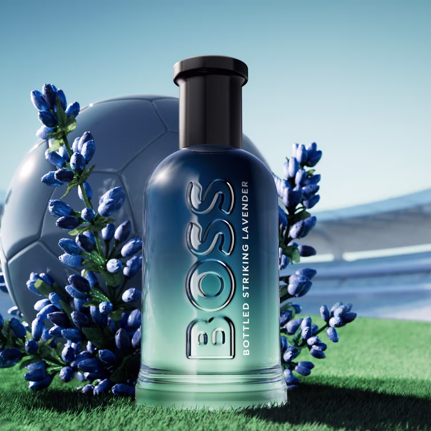 Recipiente do perfume em destaque, rodeado por botões de flores azuis e brancos em fundo degradê azul e verde. Ambiente sugere sofisticação e elegância.