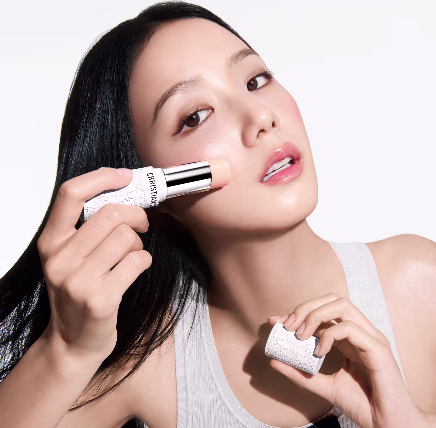 Modelo aplicando o Protetor Solar Facial em Bastão 