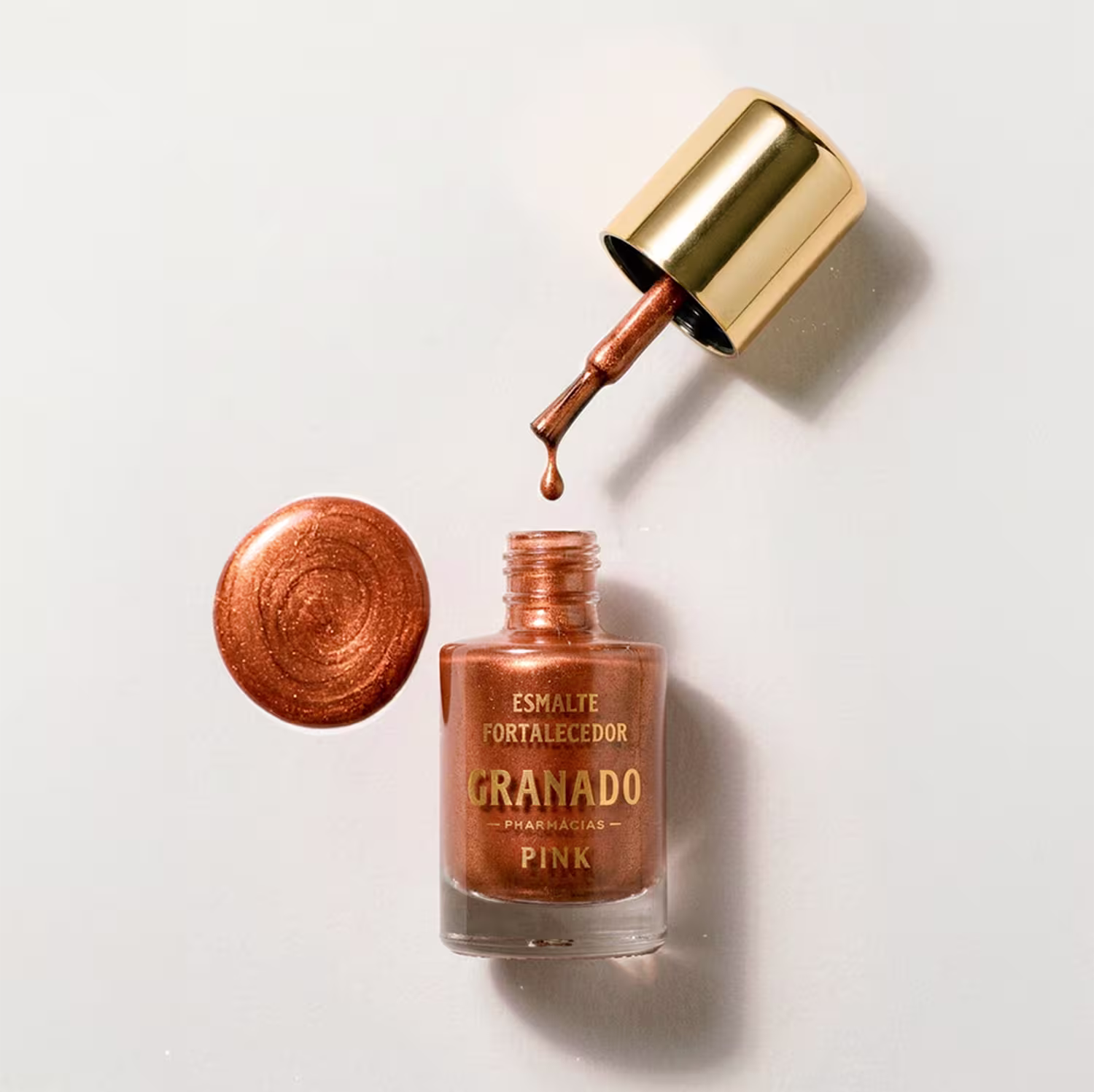 Frasco de esmalte da marca Granado, com tampa dourada, rótulo com texto "Esmalte Fortalecedor ".