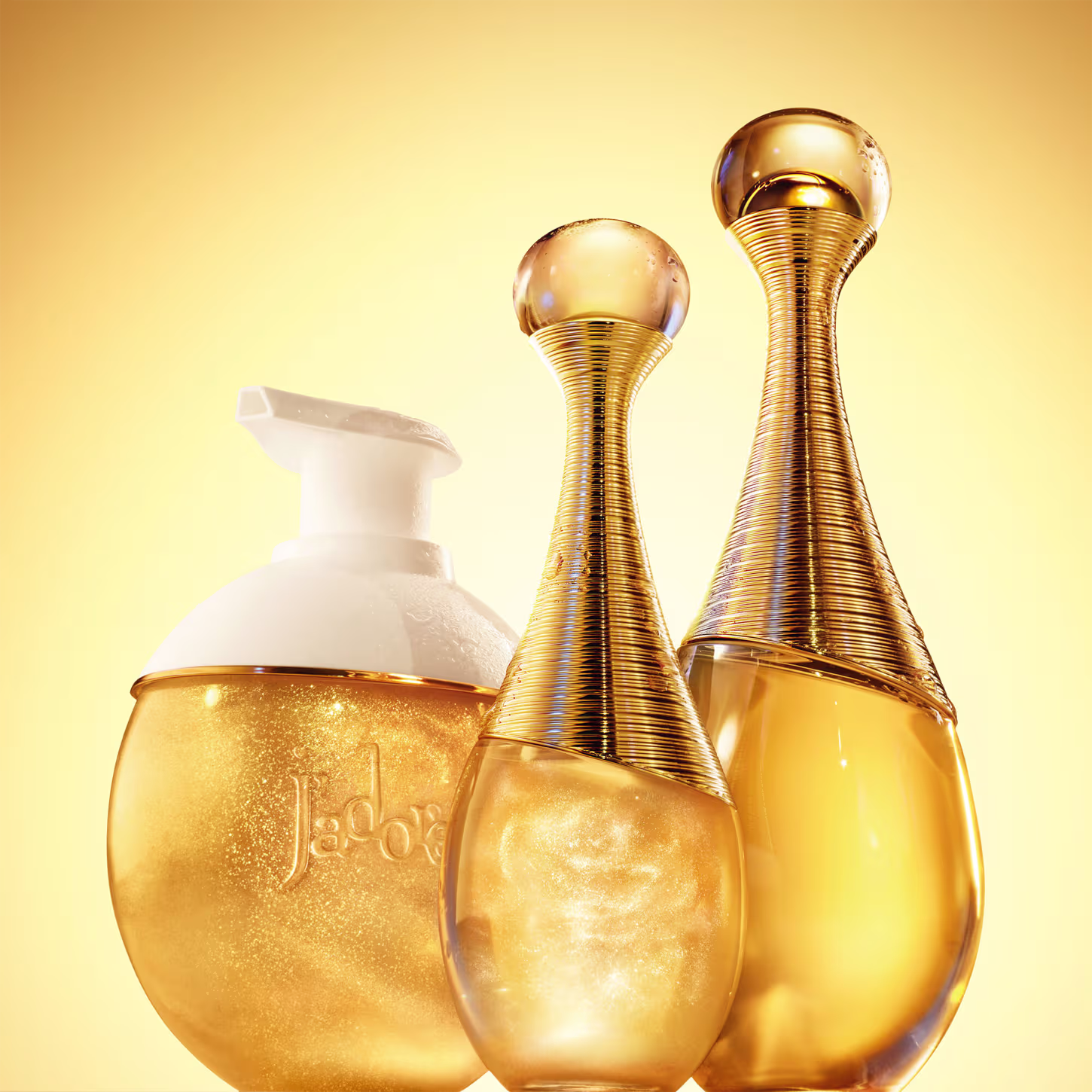 Frasco de perfume para cabelo Dior em formato de gota, com corpo dourado e detalhes em fios dourados entrelaçados, tampa transparente redonda. Embalagem elegante e sofisticada.