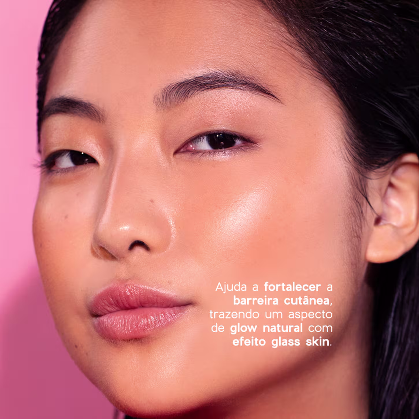 Rosto de mulher asiática com pele brilhante e aspecto de glow natural, em fundo rosa, com texto sobre fortalecimento da barreira cutânea.