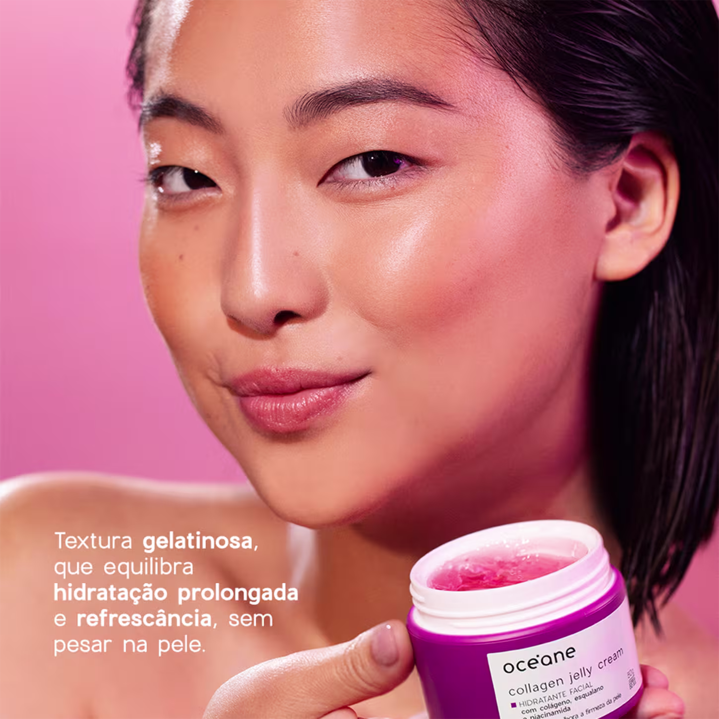 Uma mulher asiática segura um pote rosa da marca Océane, com uma textura gelatinosa, em um fundo rosa vibrante, sugerindo uma embalagem de cuidados para a pele com hidratação prolongada e refrescância.