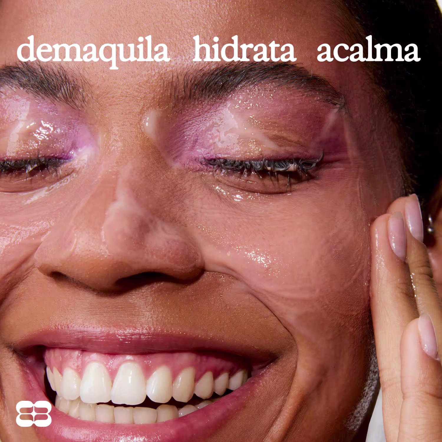 Rosto feminino com pele brilhante e expressão de satisfação. Texto legível: "demaquila hidrata acalma".