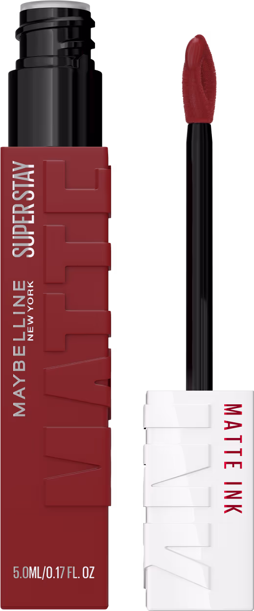 Batom líquido Maybelline Super Stay em embalagem preta e vermelha com rótulo branco. Produto com aplicador em formato de pincel para aplicação precisa da cor avermelhada.