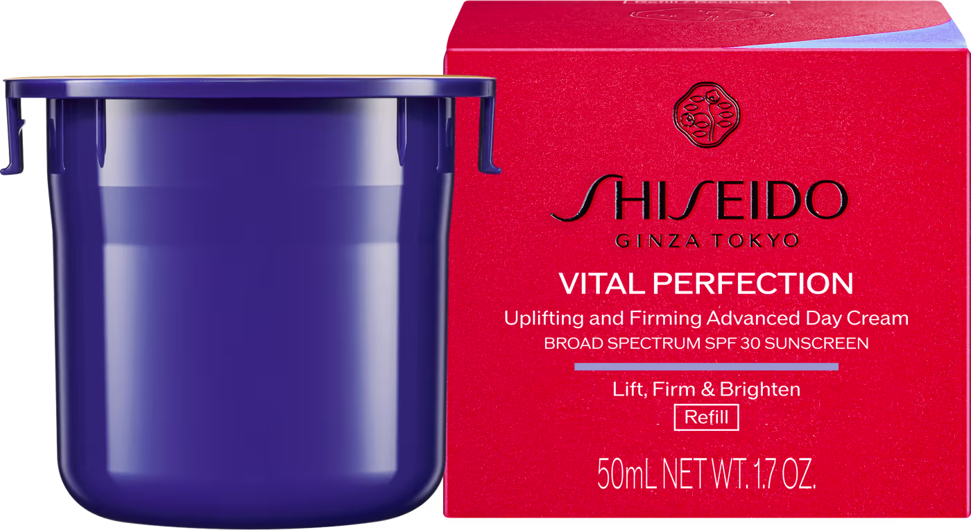 Caixa vermelha e frasco azul refil da linha Vital Perfection da Shiseido, contendo um creme facial de dia com FPS 30 e promessas de firmeza e luminosidade.