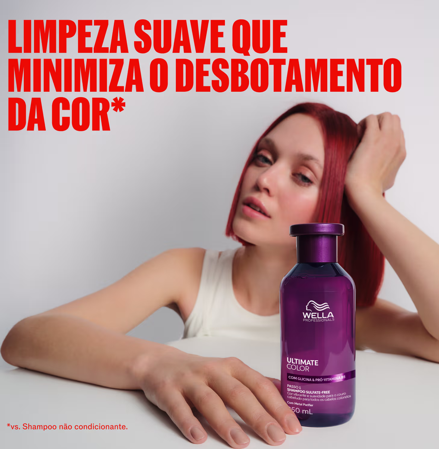 A imagem mostra frasco do shampoo Ultimate Color em primeiro plano e uma mulher com cabelos vermelhos em segundo plano. Texto na imagem: Limpeza suave que minimiza o desbotamento da cor