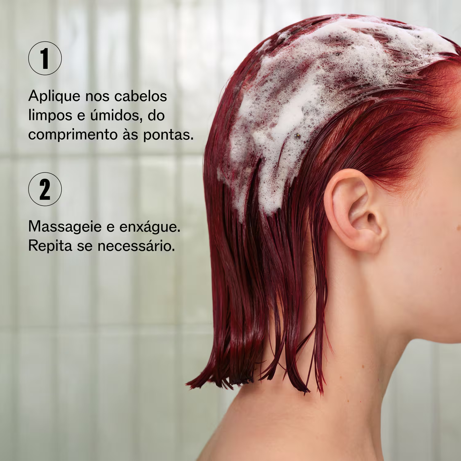 A imagem mostra uma pessoa com cabelos úmidos e avermelhados, com aplicação de shampoo. Ao lado texto sobre o modo de uso: Aplique nos cabelos limpos e úmidos, do comprimento às pontas. Massageie e enxágue. Repita se necessário.