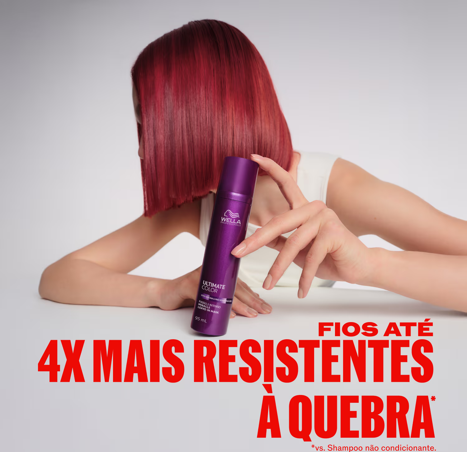 A imagem mostra uma mulher com cabelos vermelhos segurando embalagem roxa da marca Wella. Fundo branco com texto promocional em vermelho destacando o texto: Fios até 4x mais resistentes à quebra.