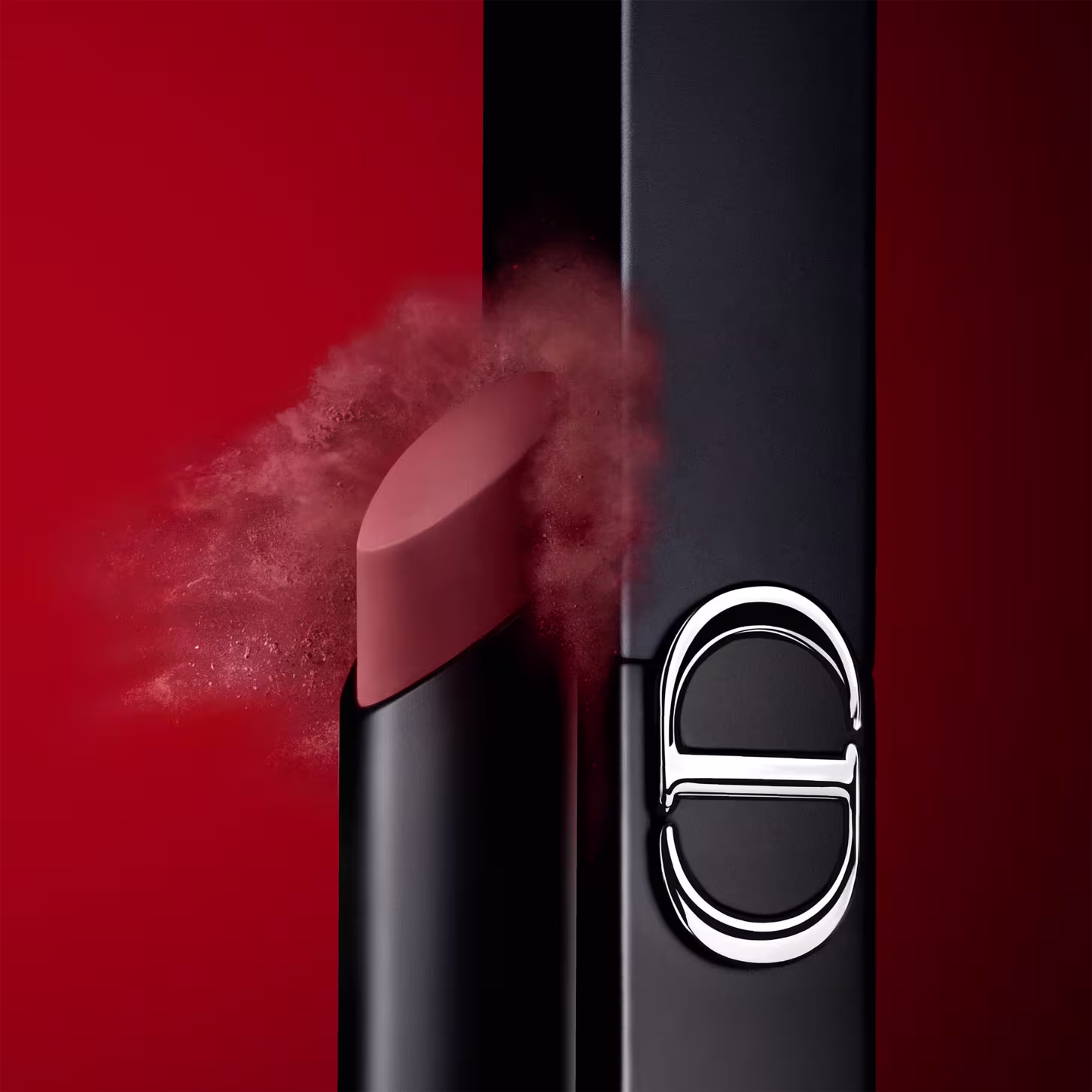 Ambiente elegante e sofisticado, com fundo vermelho intenso e preto contrastante. Destaque para o logotipo da marca Dior, sugerindo um produto de beleza de alta qualidade e exclusividade.