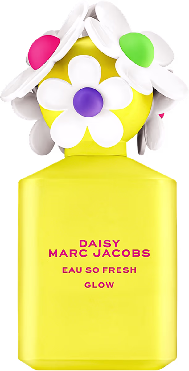 Frasco de perfume amarelo da linha Daisy Marc Jacobs, com tampa em formato de flores brancas, verdes e roxas. Rótulo com o nome da fragrância "Eau So Fresh Glow".