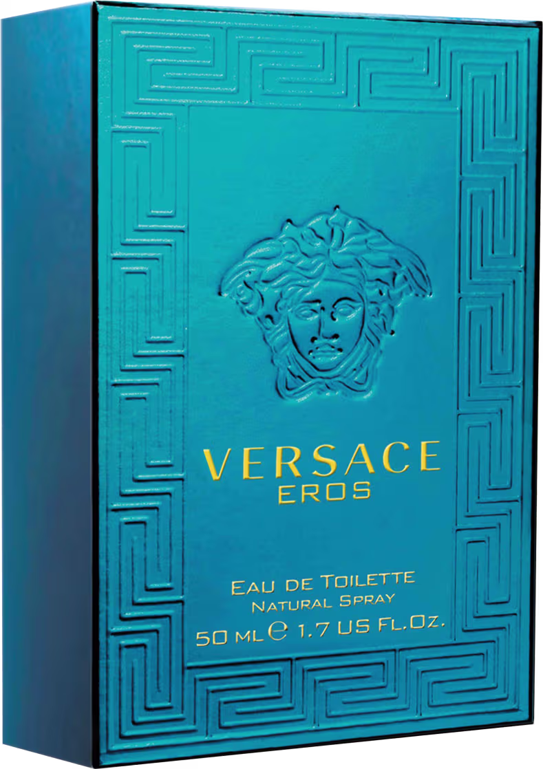 A imagem mostra a caixa azul do perfume Eros da Versace, de lado, com o desenho da medusa em alto relevo, o nome da marca abaixo, nome do perfume, concentração e volumetria.