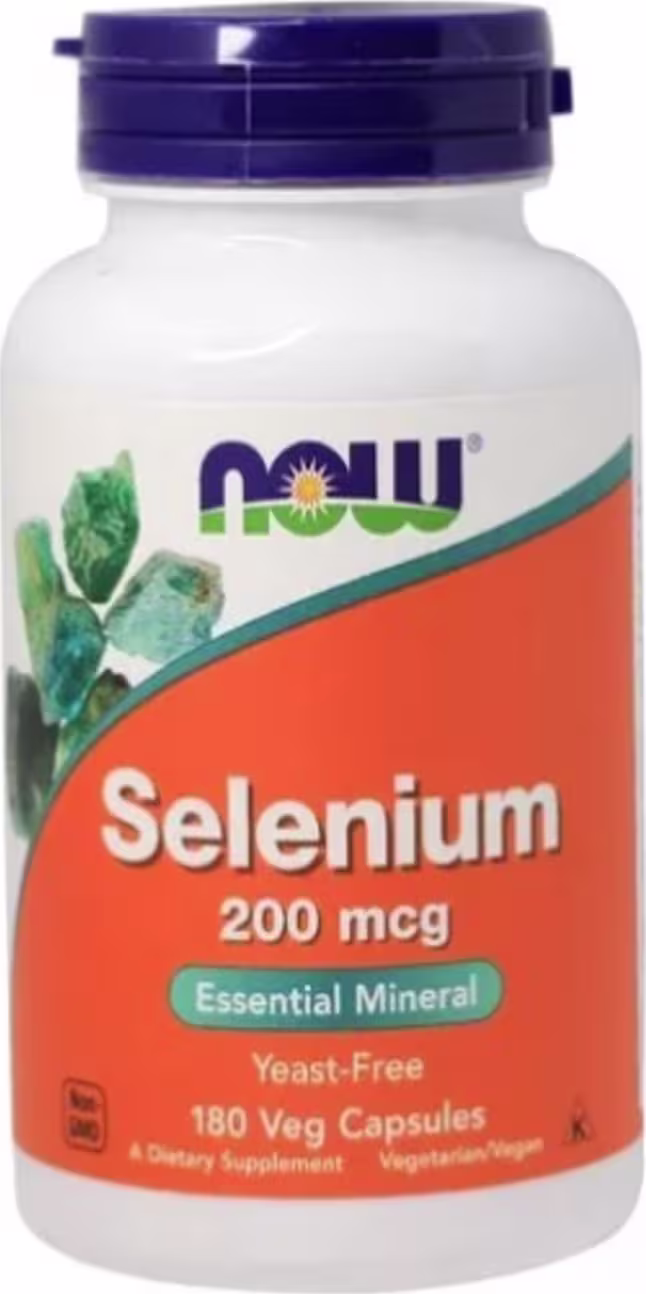 Este é um suplemento alimentar de selênio da marca Now Foods. O produto vem em uma embalagem plástica branca com tampa roxa. O rótulo laranja destaca "Selenium 200 mcg". O logotipo da Now Foods e uma imagem de folhas verdes estão presentes no rótulo.